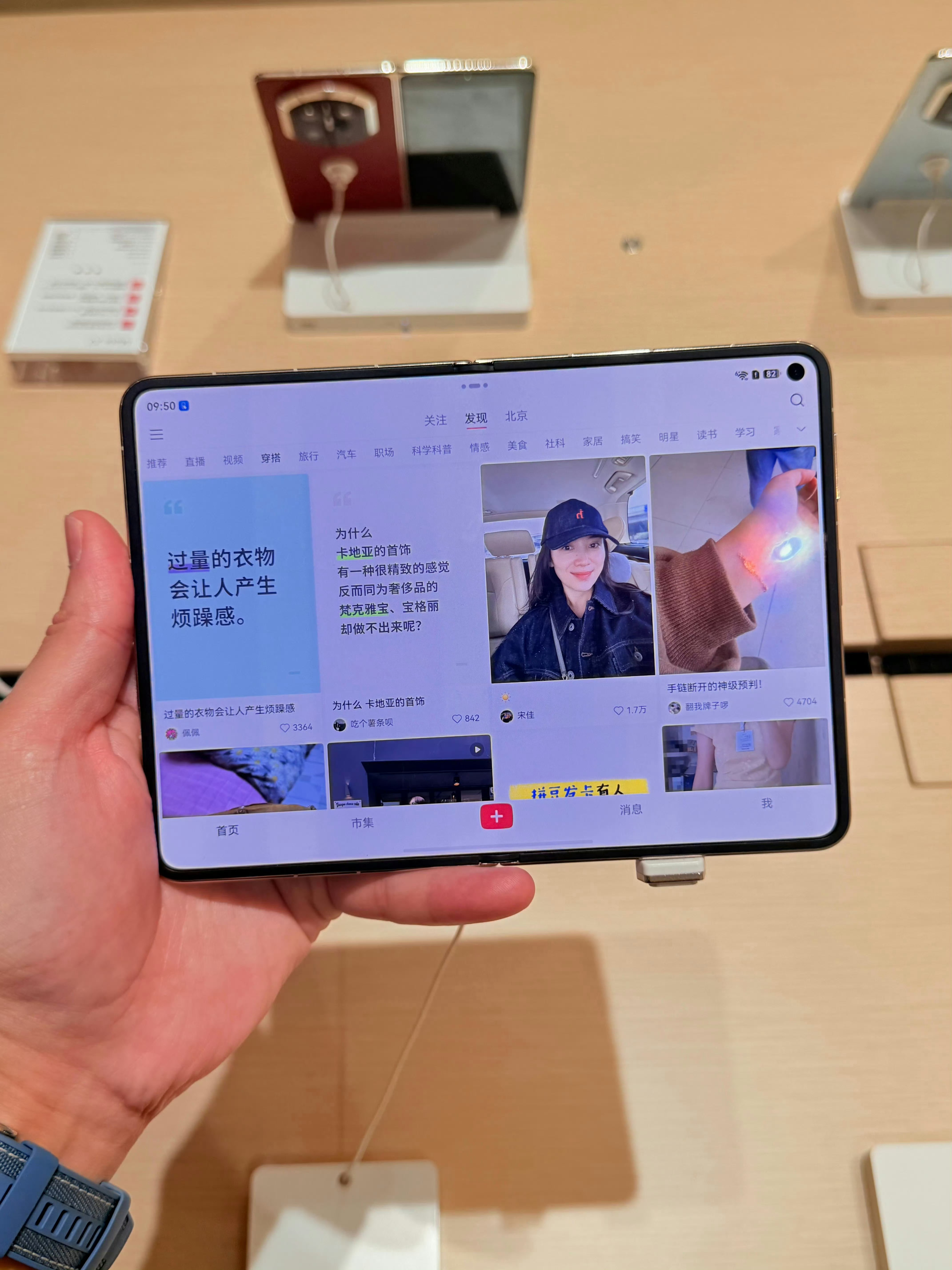 最近iPhone Duo热度真的拉满，毕竟这是这么多年iPhone唯一有点创新的产品形态，前几天蹲点开了三台手机抢愣是没抢到首发，最快发货时间也要等到12月5日。。。

本来我还想着二级市场加价买一台，不过看了影视飓风的评测和杨长顺的拆机之后果断放弃了，一方面是不少应用还在逐步适配，日常用得花点时间 ​