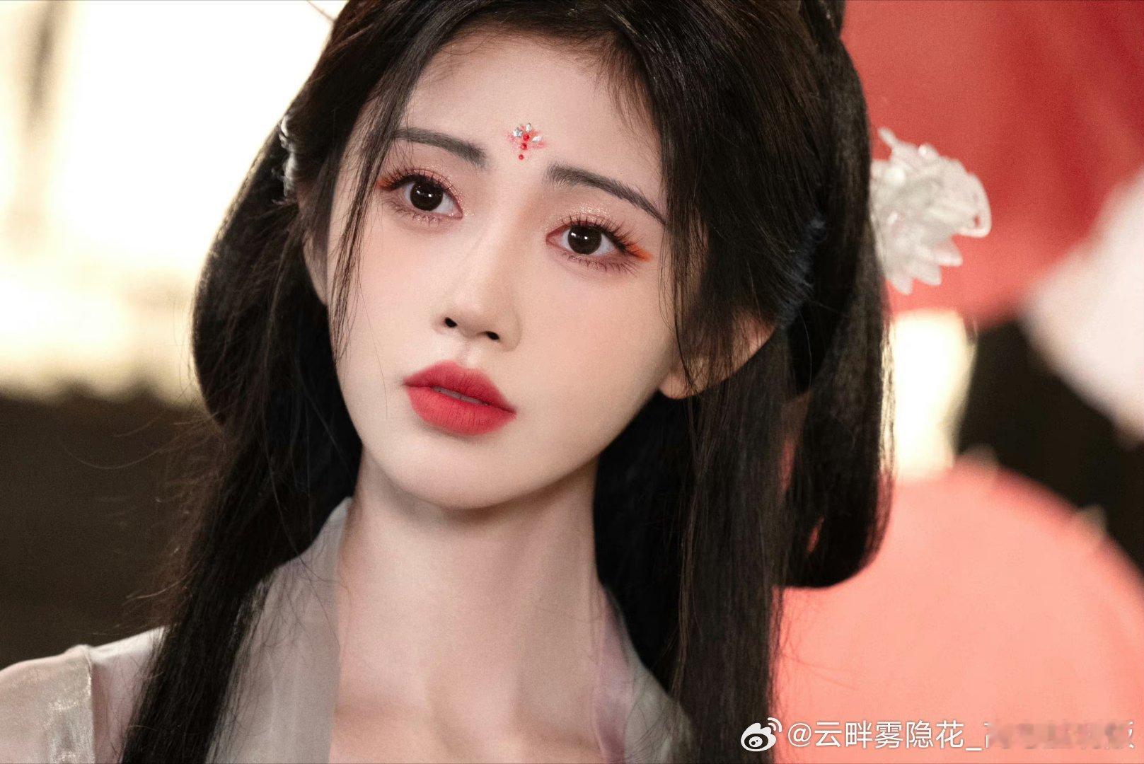 鞠婧祎｜舞台历程与代表作品#鞠婧祎# 
 
整体风格
 鞠婧祎的舞台分为元气流行唱跳与国风叙事舞台两大主线。多数晚会坚持全开麦演唱，气息稳定；舞蹈动作干净利落，擅长用神态、眼神传递情绪，氛围感极强。国风舞台融合古典舞、水袖、伞舞、戏腔元素，不止是造型华丽，更会为每一场舞台塑造独立故事感， ​