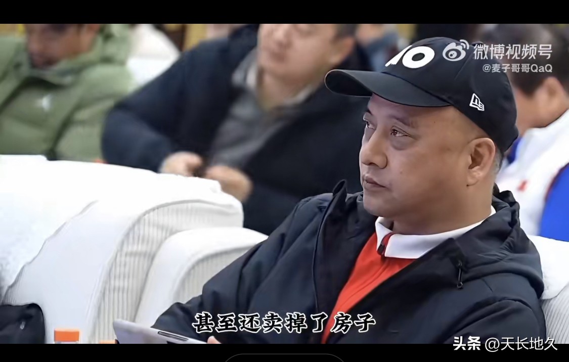 郑钦文夺冠父亲泼冷水！
2026年中网赛场，郑钦文一路奋勇拼搏，成功斩获女单冠军，再度刷新个人生涯高光时刻。全场沸腾、全网欢庆，所有人都沉浸在胜利的喜悦中，唯独她的父亲郑建坪格外冷静，在夺冠当夜的高光时刻，为满心欢喜的女儿“泼了一盆冷水”。
赛后采访中，郑钦文坦诚道出父女间的暖心小插曲。夺冠后她只想