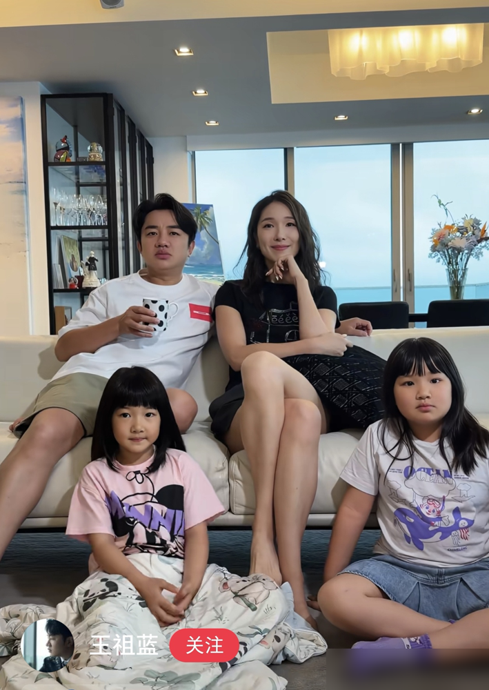 王祖蓝晒全家福，俩闺女鼻子、神态、笑容，活脱脱就是复制粘贴的他。李亚男的影子？一点没找着。
当年多少人说他配不上，蔡少芬直接撂狠话，要么拍拖，要么连朋友都别做。他为了追李亚男，硬是禁食40天，瘦到脱相才把人拿下。
中间还被迫分开三年，各找各的。他看见李亚男传绯闻，急得打电话问真假。
如今俩娃都