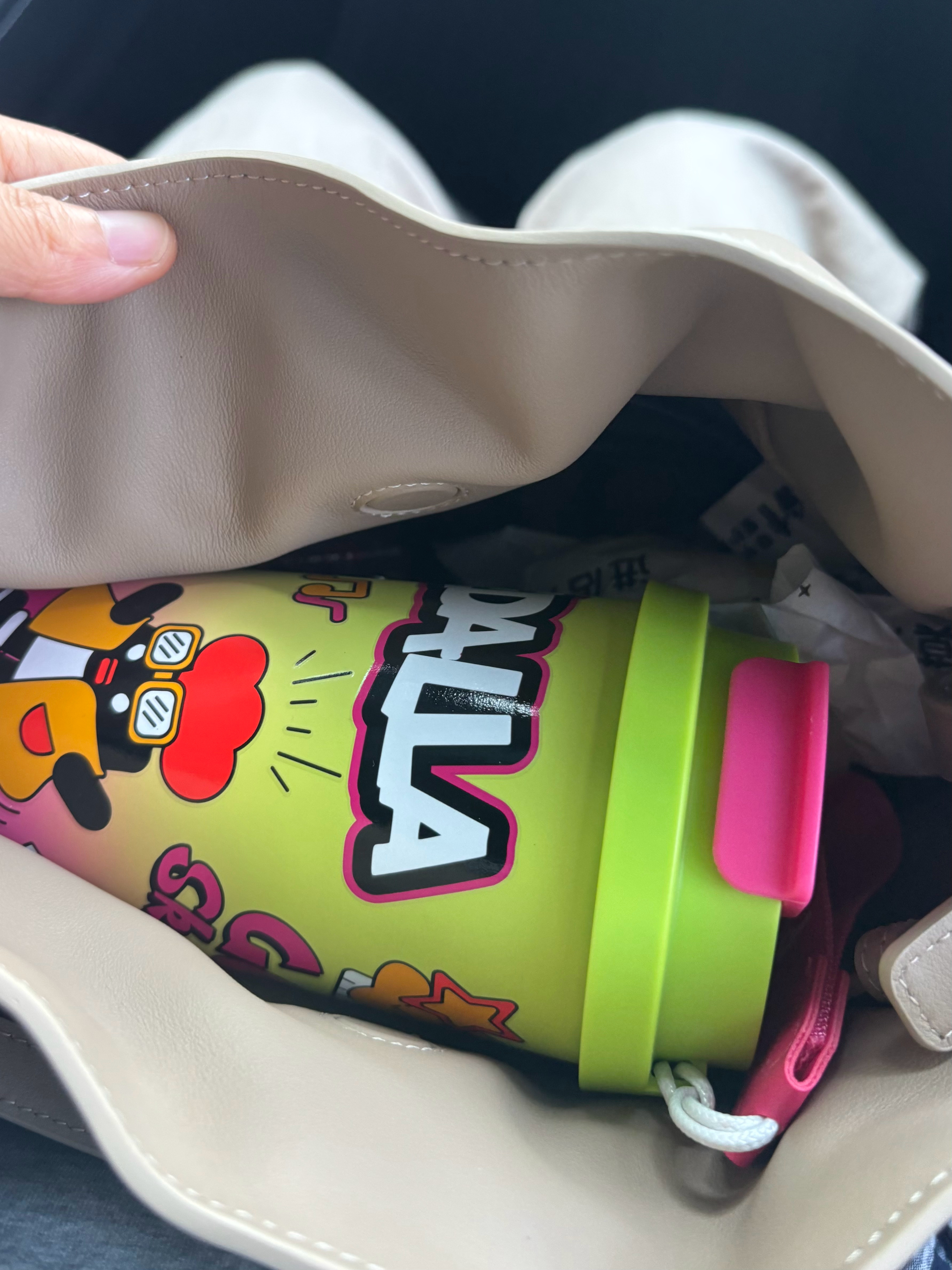 今天给自己换了一个色彩艳丽的水杯[嘻嘻][嘻嘻]
生活就是需要一些小改变才能变得更美好[嘻嘻]
我就喜欢低成本的让自己快乐[嘻嘻]
心情好的时候自然日子就不无聊了

#胡歌忘了来时路#胡歌的发言这次确实有些不妥当，当年那么红的电视剧怎么能伤了大家的心呢？啥叫有意思？啥叫不无聊？公众人物说话还是 ​