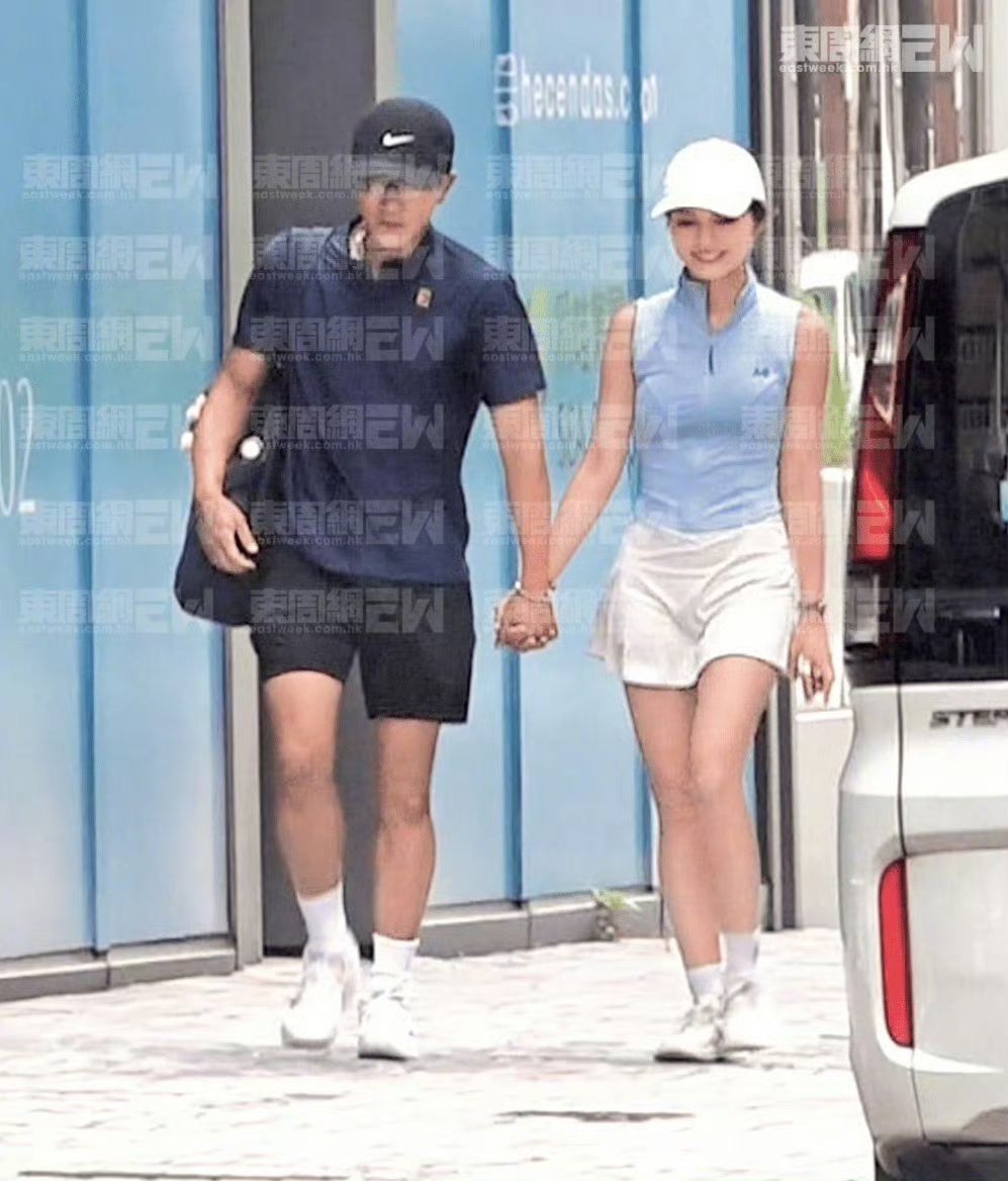 港媒 刘恺威父女恋
我靠刘恺威52了吗[泪奔]黎纪君32岁，还是港媒会调侃🌚 ​