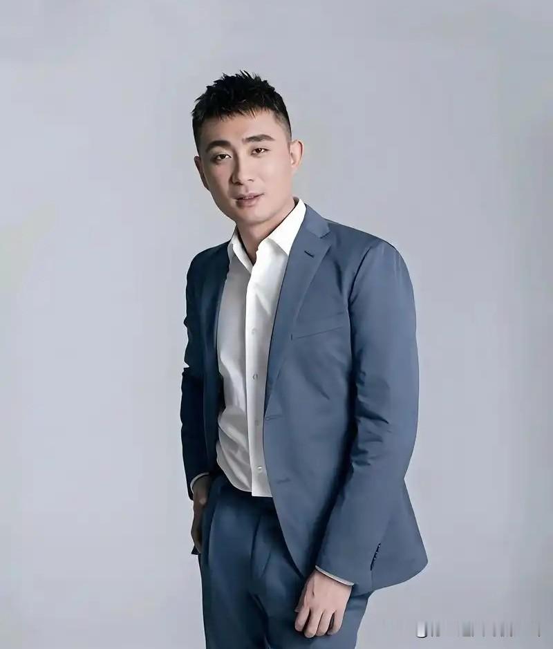 郭德纲亲师弟郭晓小直言，如今相声赛道里尽是胡言乱语、拍桌瞪眼、靠蹭流量恶意诋毁的乱象，满脑子盯着同行的全是“海清”。闹得最凶的是“大海清”，紧随其后的是普通海清，后边跟着摇旗呐喊的“小海清”。说到底，这帮人没一个有正经商演场子的，不然谁会闲着没事在网上胡言乱语蹭热度，就为了博那点眼球呢？