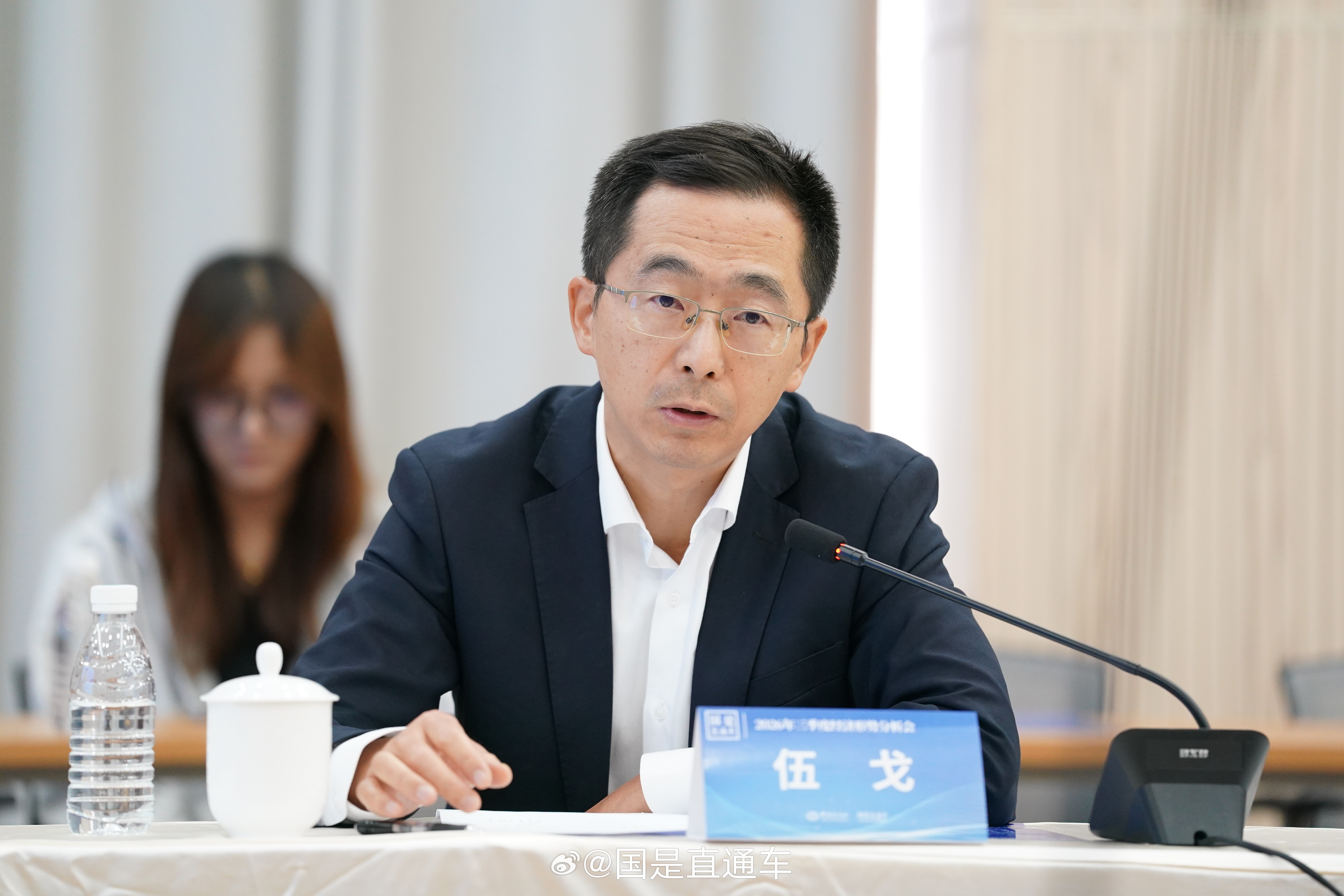 【伍戈：今年来AI及其相关产品对中国出口形成重要拉动】国家统计局19日公布中国三季度经济“成绩单”。中新社国是直通车当天举行“2026年三季度经济形势分析会”。长江证券首席经济学家伍戈在会上指出，前三季度中国GDP同比增长4.6%，拉动GDP增长的“三驾马车”中，出口的贡献最为突出。展望未来一至两 ​