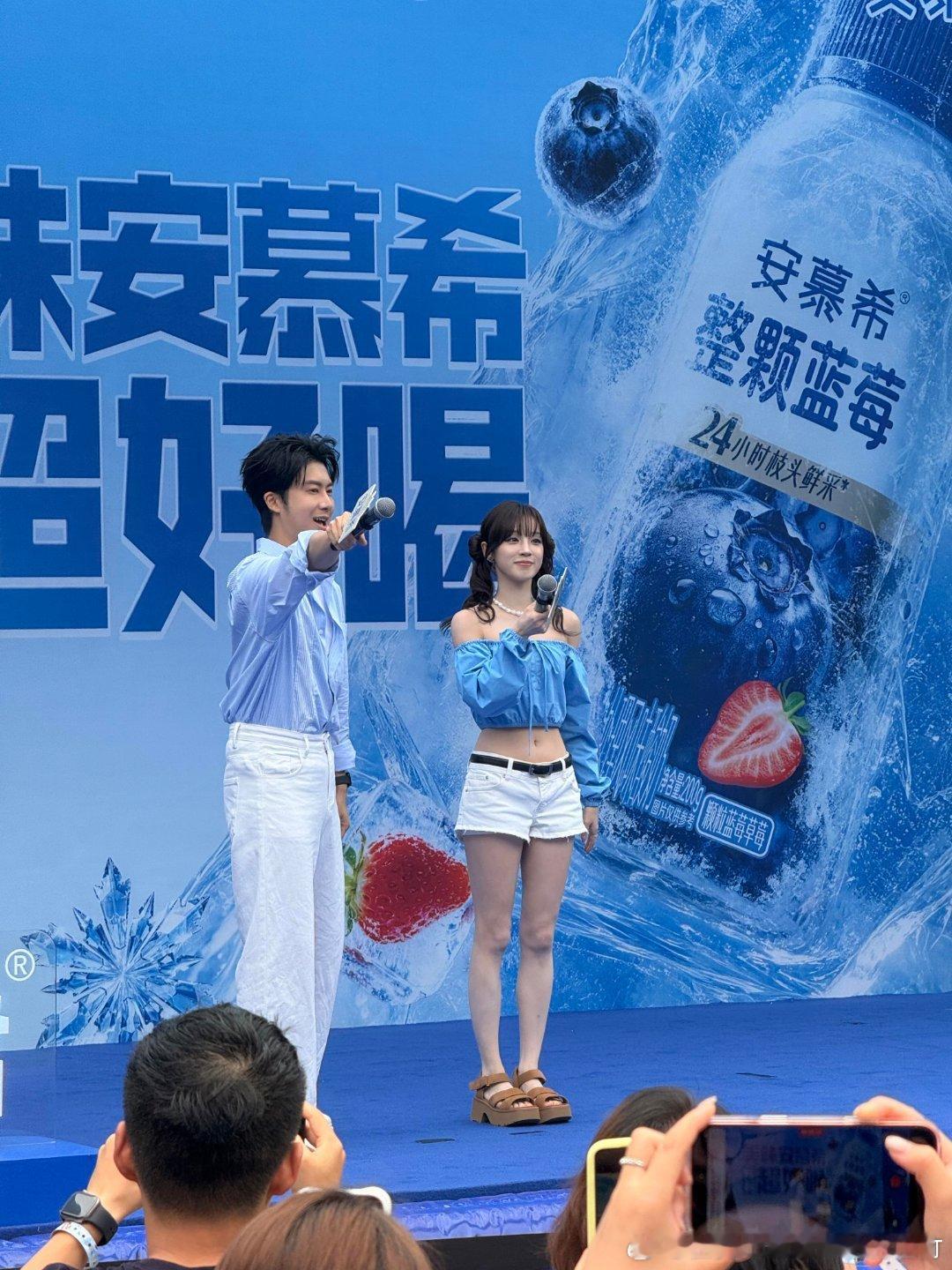 #宋雨琦马甲线比我人生还清晰##美味安慕希有料超好喝#宋雨琦浑身散发蓬勃朝气，马甲线线条干净漂亮，传递健康向上的美感，安慕希整颗蓝莓酸奶，果香馥郁，奶香醇厚，追剧休闲时刻必备好物#安慕希整颗蓝莓酸奶# ​