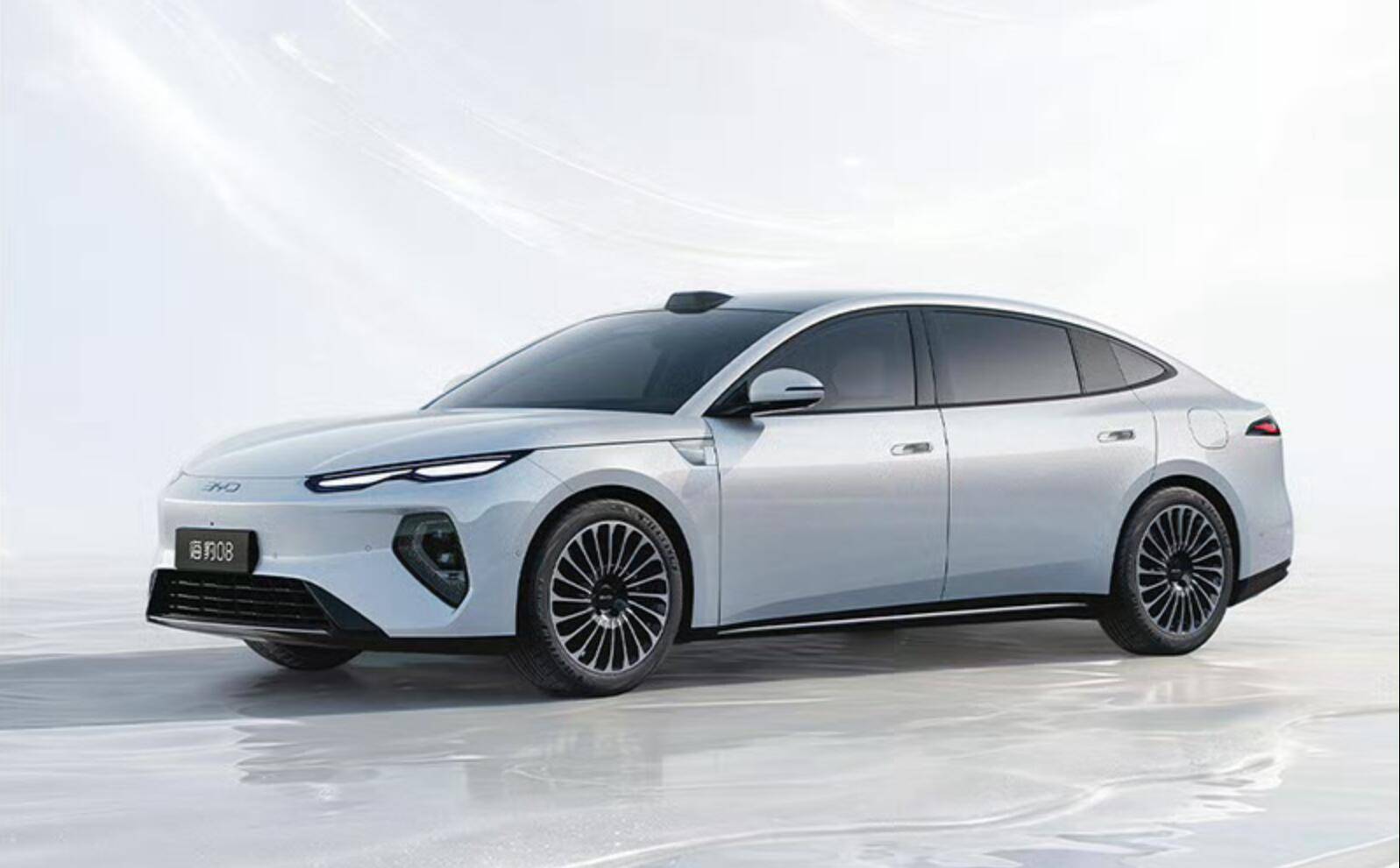 比亚迪海豹08定位中大型旗舰轿车，外观采用海洋美学溜背造型，气场十足。

搭载800V闪充平台与第二代刀片电池，续航最高905km，补能高效。标配云辇‑A空气悬架、后轮转向，驾乘质感出众。

配备天神之眼高阶智驾，支持城市领航，座舱空间宽敞，兼顾家