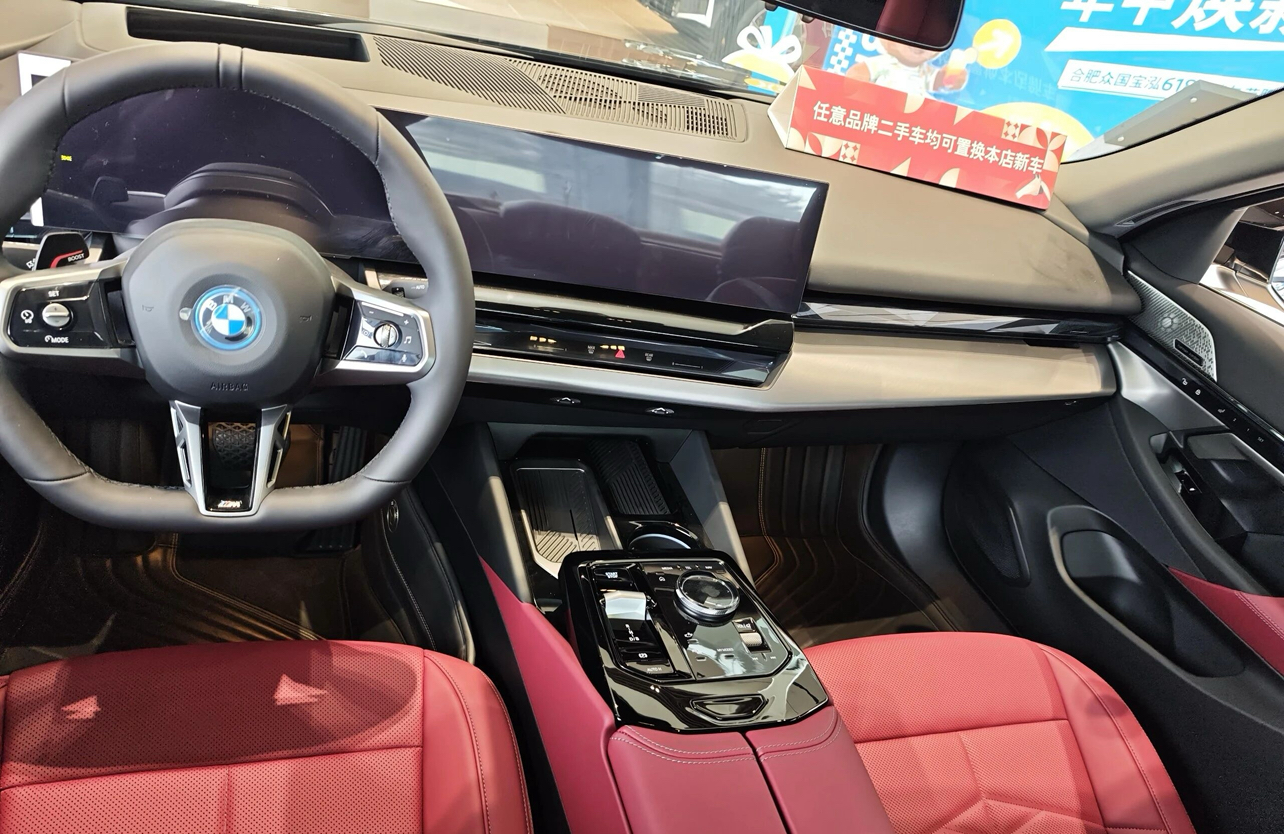 手握二十多万预算想入手豪华中大型纯电轿车？宝马i5这波直接把气场和定价都拿捏得恰到好处！
座舱配置直接拉满：双联屏搭配OS9系统，座椅通风加热一应俱全，3米1的轴距让后排能轻松跷起二郎腿，妥妥的行政级乘坐体验。
智能驾驶安全感十足：L2+全速巡航、360度全景影像、主动刹车配齐，新手开起来也能稳当得