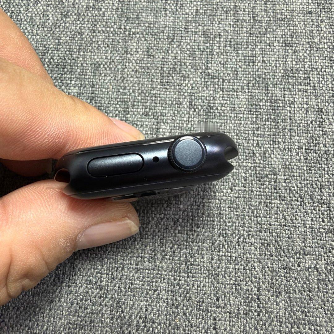 【豆花数码】
Apple Watch SE3 
美版全新未激活
单表头
- 40mm：黑 1699

⚠️：支持快充 ​