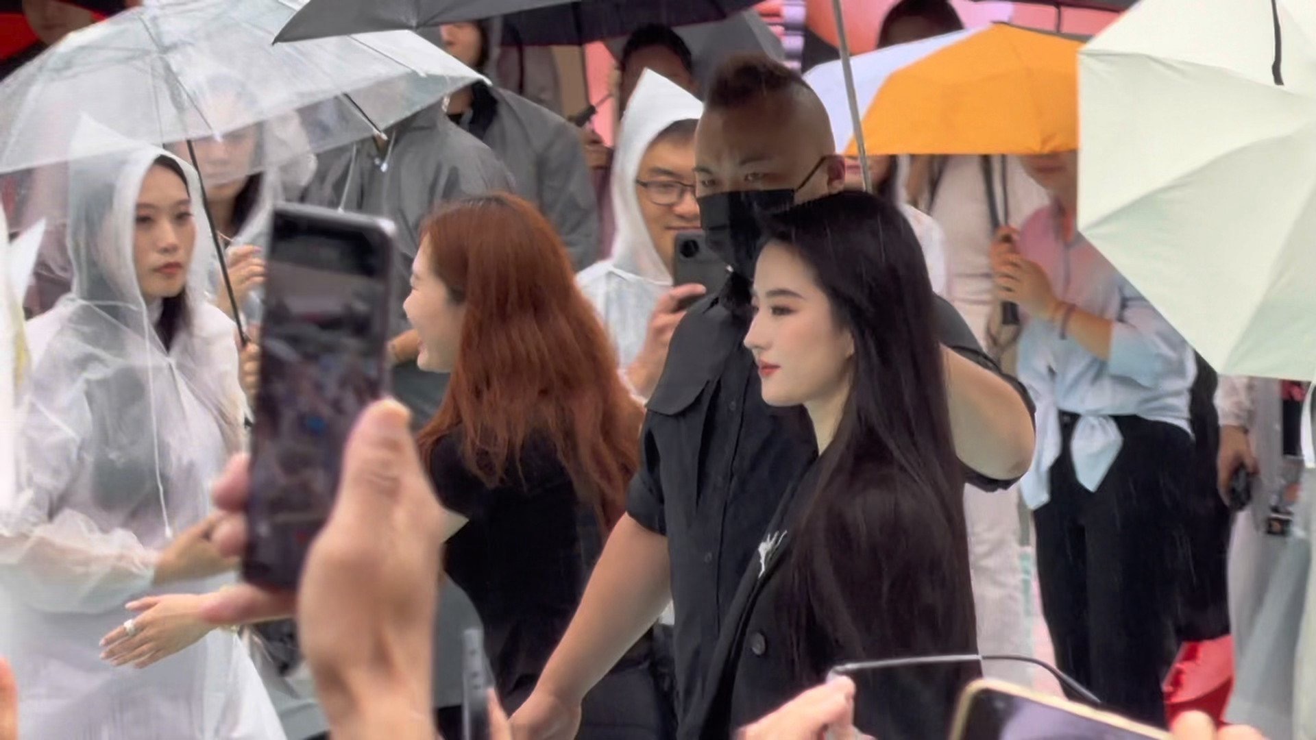 #刘亦菲[超话]#  亲爱的刘亦菲女士，距离见到你已经过去50个小时，可我的思绪依旧反复停留在18号那天下午三点，你出场的那一瞬间，出现在我眼睛里的那一瞬间。在这里之前，我知道你美，你很美，毋庸置疑的美，我也知道有无数人说，你的真人永远比镜头更加震撼，可是这种震撼直到这次我亲身经历之后，我 ​