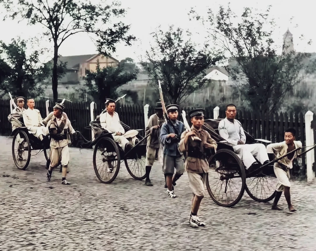 1930年代的北平，一队被押赴刑场的犯人！