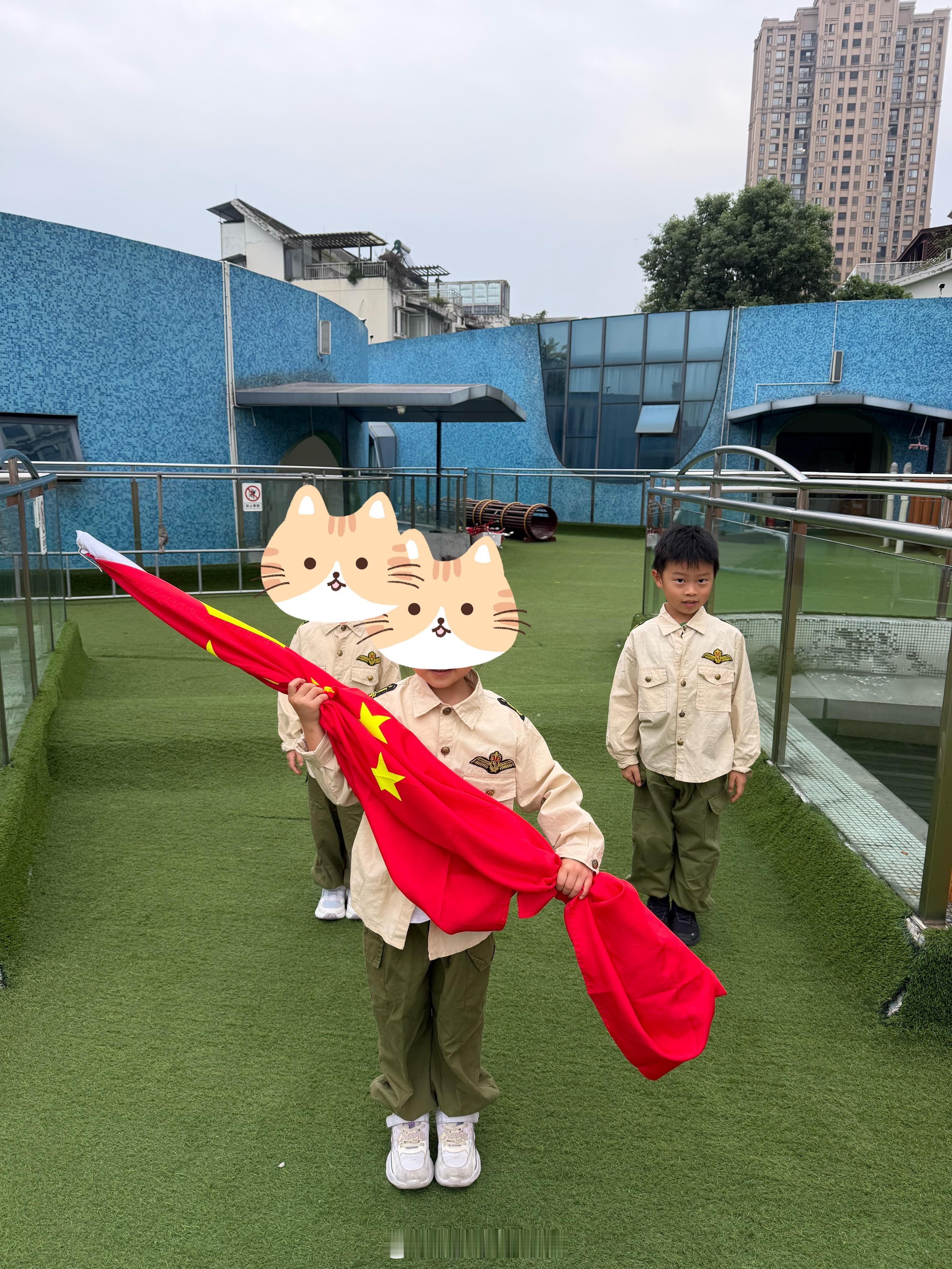 今天肥恩酱是护旗手老师当时在班里问谁要当护旗手肥恩第一时间就举手了这个我了解的肥恩不大一样因为护旗手是需要训练一下的所以有那么一两天肥恩还会练习下对于肥恩来说可能不是他喜欢干的事这几天我问他这个事情他没有表现出高兴也没有表现出不高兴就很淡定有种手都举了也没法了下次搞清楚干什么在举手的感觉哈哈哈哈哈哈哈