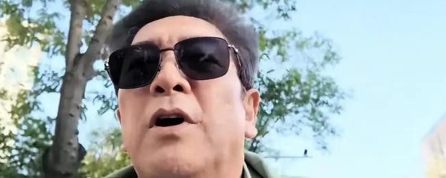 63岁的水均益，曾面对面采访普京，索契冬奥会那次专访结束，普京主动上前拥抱——那是无数观众心里的名场面。可新民周刊、济南日报报业集团鲁中事业部、搜狐新闻人物访谈和央视公开采访资料拼出的另一面，是镜头关掉后的真实：一个人在北京，煮一锅茶叶蛋就是一顿饭。龙凤胎在加拿大读书，一年开销六七十万；97岁的老母