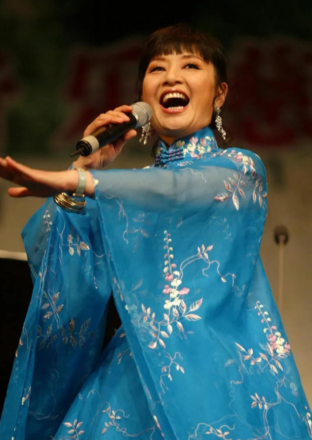 殷秀梅再婚，嫁给了法国丈夫。婚前说好定居北京，婚后丈夫变卦，软磨硬泡要她跟着去法国，倔强的她被丈夫一句话感动。后来的一件事，让她陷入婚姻危机，她略施小计，挽回幸福。

主要信源：（中国经济网——殷秀梅家乡亮相 披露与法国丈夫的幸福生活）

殷秀梅1956年出生在黑龙江鹤岗，父亲做地质测量，母亲管家务