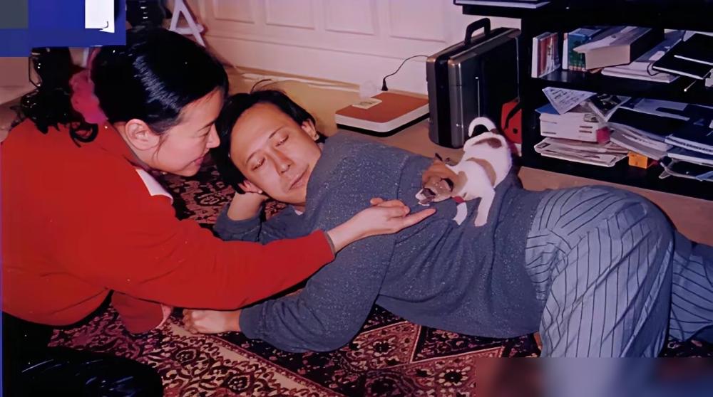 1993年，姜文拍《阳光灿烂的日子》，烧掉25万呎胶片，成片比1:15。
普通国产片1:3，他翻了5倍。原定400多万的预算，硬生生干到1000多万。
钱从哪来？刘晓庆。
她牵线港台资本，拉来100万美元启动资金。拍到一半资金链断了，姜文还在死磕细节，她四处借钱，连全家人的存折都掏空了。
一