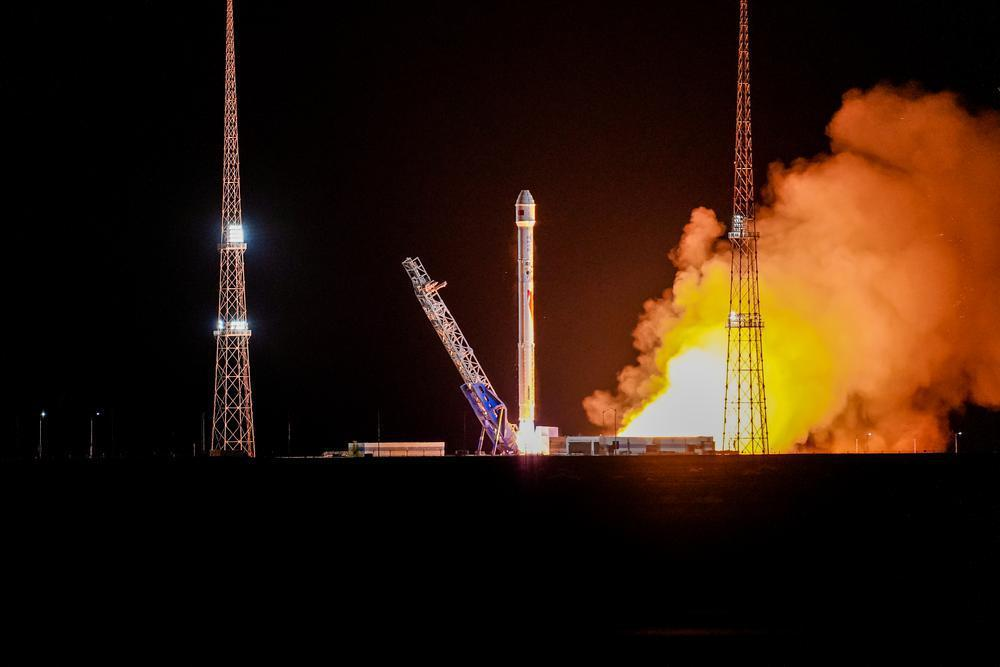 琶洲太空智算星组首批两颗算力卫星入轨：广州要把 AI 算力送上天
