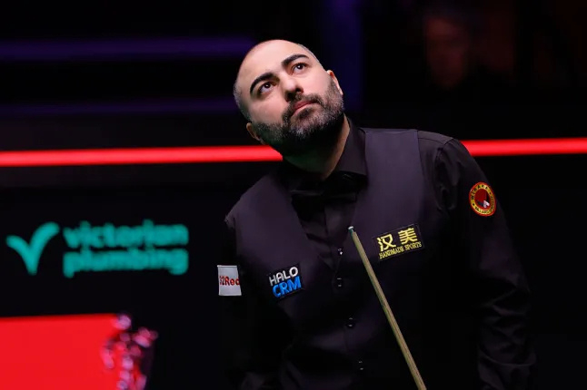 【斯诺克世锦赛1/4决赛第一阶段，吴宜泽与瓦菲战成4-4平，他在比赛中...