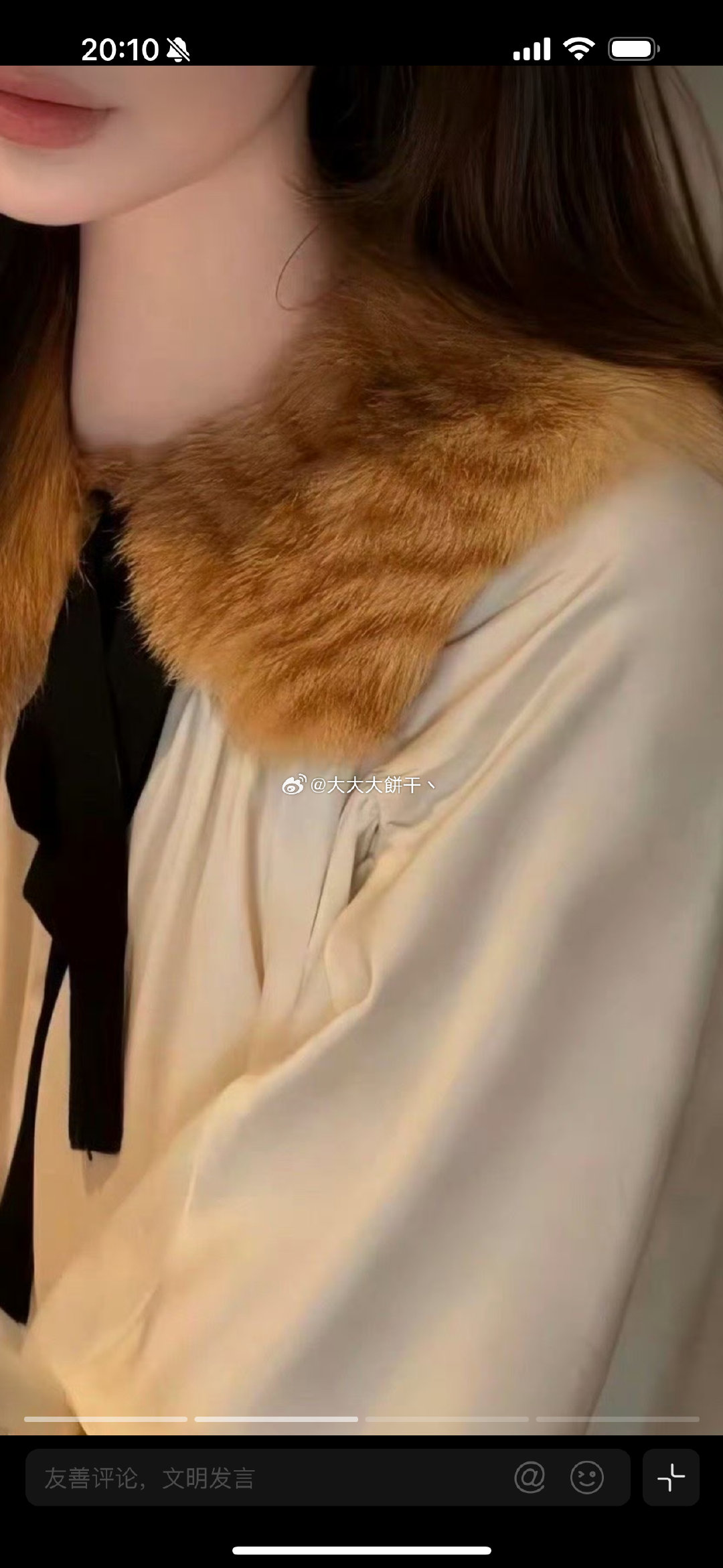 淘宝女装店CHICYOU近日被曝一款毛领实际材质为狸花猫毛皮，但商品详情页却曾明确标注为“100%狸花猫猫毛皮”，引发强烈争议。  一、事件曝光：详情页写明猫毛皮- 核心发现：涉事产品为一条毛领绑带，