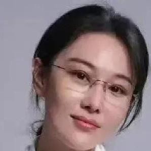 追到26集眼看剧情正要拔高，手里的超前点映刚掏完真金白银，电视画面一转，居然说停就停了。
给出的借口轻描淡写，就“编排调整”几个字，连个像样的缓冲期都不留。
追了半个月的进度，硬生生被卡在半山腰，不上不下的滋味别提多难受，评论区瞬间炸锅也不奇怪。
其实明眼人都清楚，不是前一部戏出了岔子，纯粹是