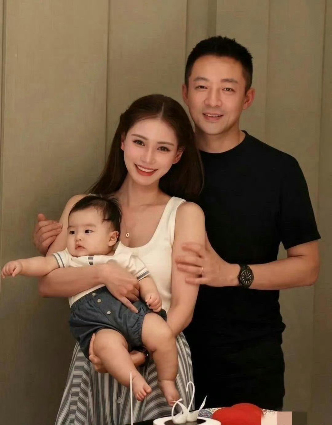 同样是汪小菲，两张全家福照片，愣是拍出了两种人生。​​​