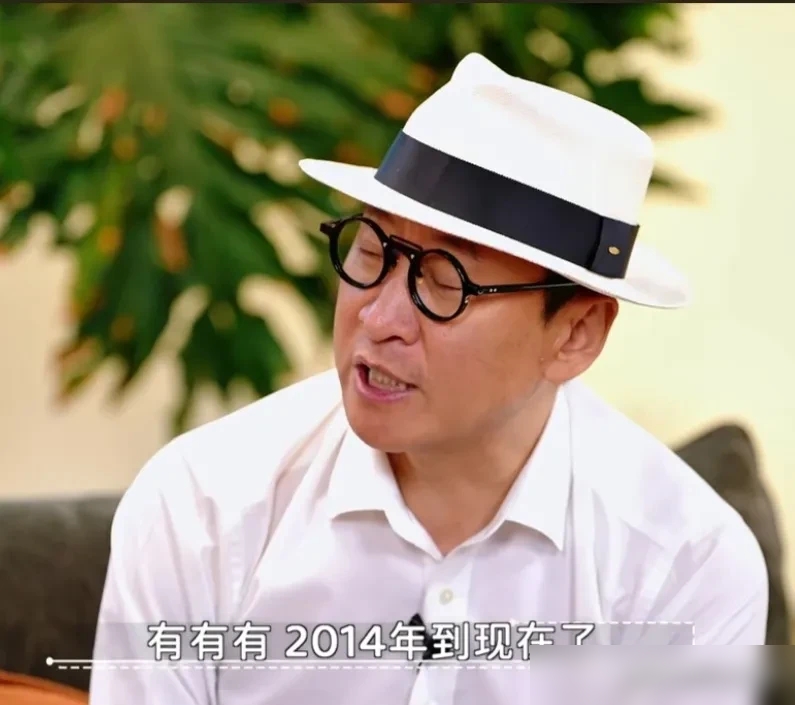 周杰直接在镜头前反问李静：你演过戏吗？十几年不接戏，就一句剧本太烂，把整个行业的遮羞布扯下来了。
他说现在的本子他没法接受，逻辑不通、人物立不住，宁愿闲在家里种地也不去凑数。李静追问是不是太挑，他当场回怼：不是我挑，是底线就在那儿。
更狠的是后半句。他说演员就是个普通职业，走大街上没人认出来，他