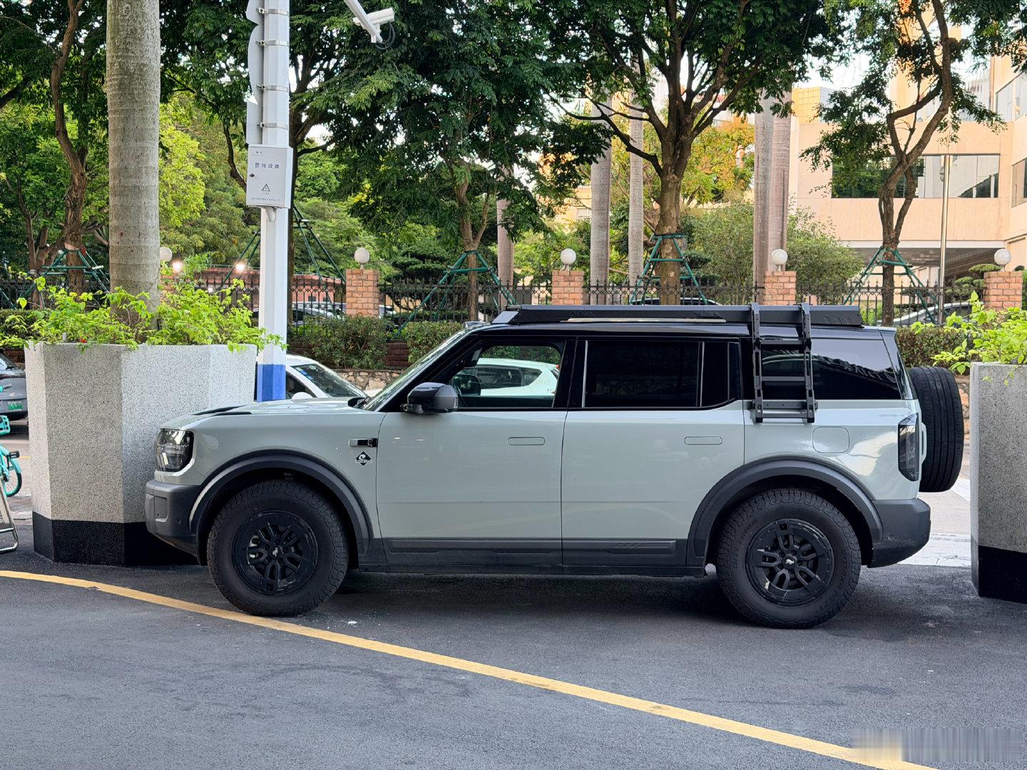 这个 Bronco 一看就不如那个 Bronco 啊，都不用研究，大眼一看就知道。 ​