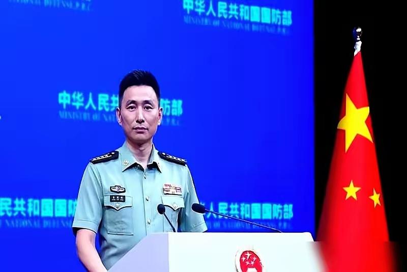 沈腾这次，直接被国防部点名了。
记者会上，张晓刚大校亲口说，这电影讲的就是一句话：真正的强大，不是打赢多少人，是让更多人别挨炸、别逃难、有口安稳饭吃。

这话的分量，圈里人都听得出来。国防部记者会什么时候聊过娱乐明星？能在这个场合被点名表扬，沈腾这回算是给整个影视行业挣了脸。不夸张地讲，很多演员一辈