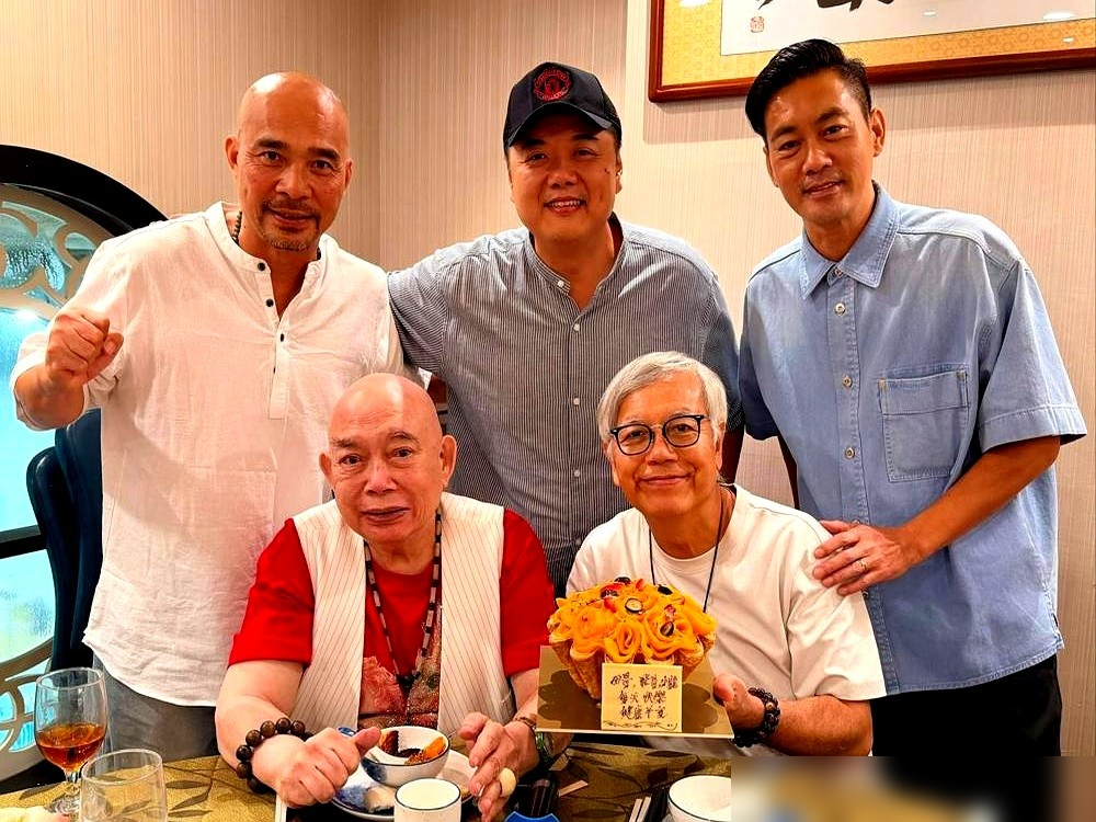 周星驰组了个饭局，黄一飞去了，陈国坤去了，田启文也去了，唯独没有一张照片流出来。
这顿饭，星爷自己买单。没带团队，没请媒体，连个朋友圈都没发。席间他挨个问身体怎么样，最近有没有戏拍，缺不缺资源。黄一飞当年拍《少林足球》被酒瓶砸到头破血流，撂过狠话，这些年早改口了，说那都是该挨的。
田启文私下说了