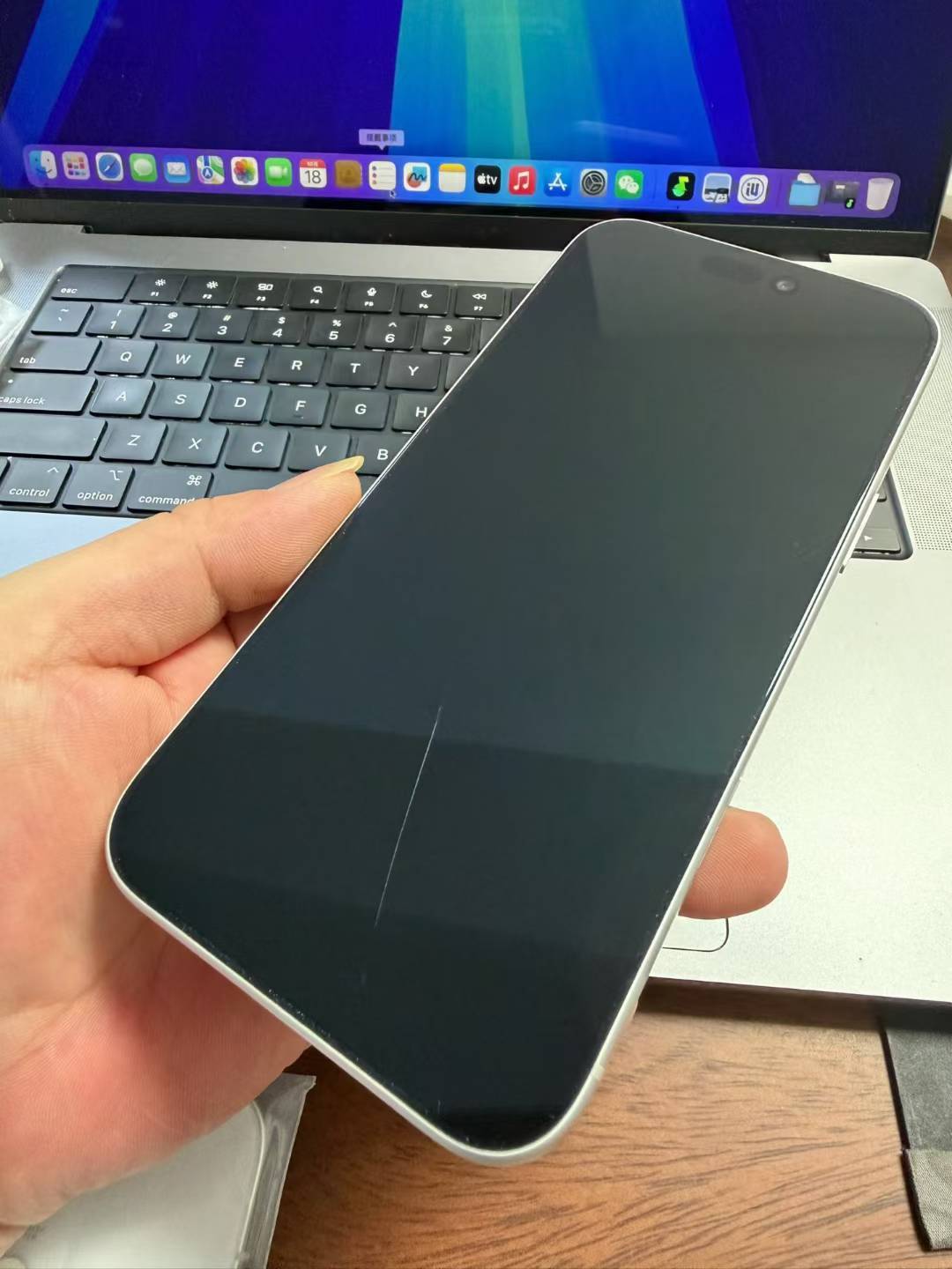 【豆花数码】
iPhone 17 Pro Max 港版（单卡+eSIM）
成色95新（电池健康100%）
还有9个月左右保修
支持Apple Intelligence
⚠️：不支持内地运营商的eSIM
屏幕有一条划痕（其他完美）图1
单机（无配件）
- 512G：银色 7699 ​