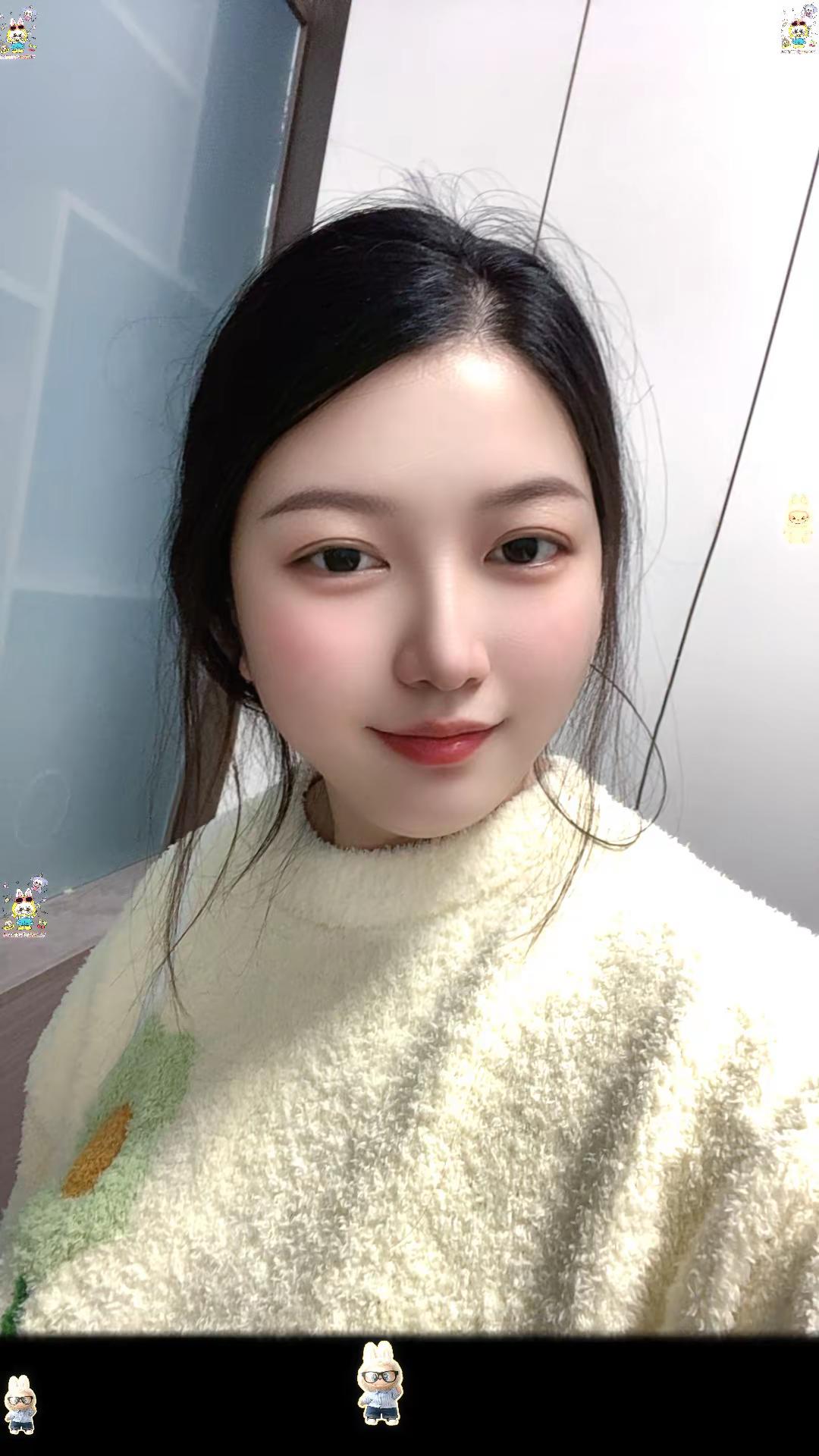 “别人穿毛绒衣是温柔小姐姐，我穿是行走的泰迪熊，还是饿了三天那种🤣”