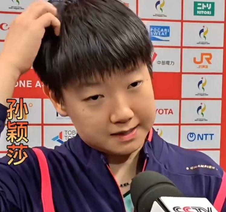 孙颖莎亚运会女团夺金后复盘，一句“伯仲之间”把日本队的底牌翻了个明白。她说张本美和的速度力量已到一流水平，这话不是客套，是国乒核心对对手最清醒的丈量。鳗鱼那场从落后到翻盘，莎莎没多渲染，只说“非常不容易”，恰恰是这种轻描淡写，藏着队友间不必多言的信任。蒯曼打伊藤，她跑去后场准备，回来一看2:0，一句