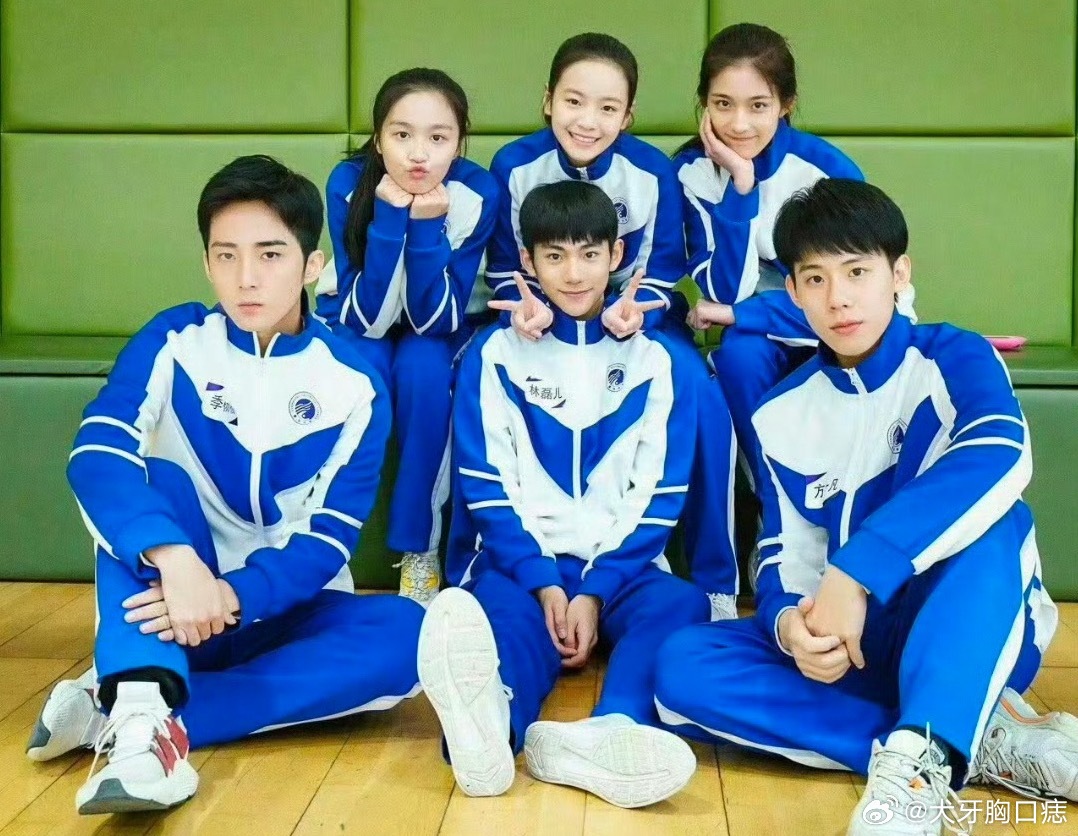 #曝小欢喜2原班人马#
网传《小欢喜2》确认2026年10月开机，阵容为原班人马回归，即黄磊、海清、沙溢、陶虹、周奇、李庚希等核心主演悉数回归，同时新增殷桃、李晟以特别出演身份加盟，饰演全新角色。导演汪俊与编剧黄磊继续搭档操刀，有消息称剧本已全部敲定，预计将于8月31日上午10点正式官宣。
剧情 ​