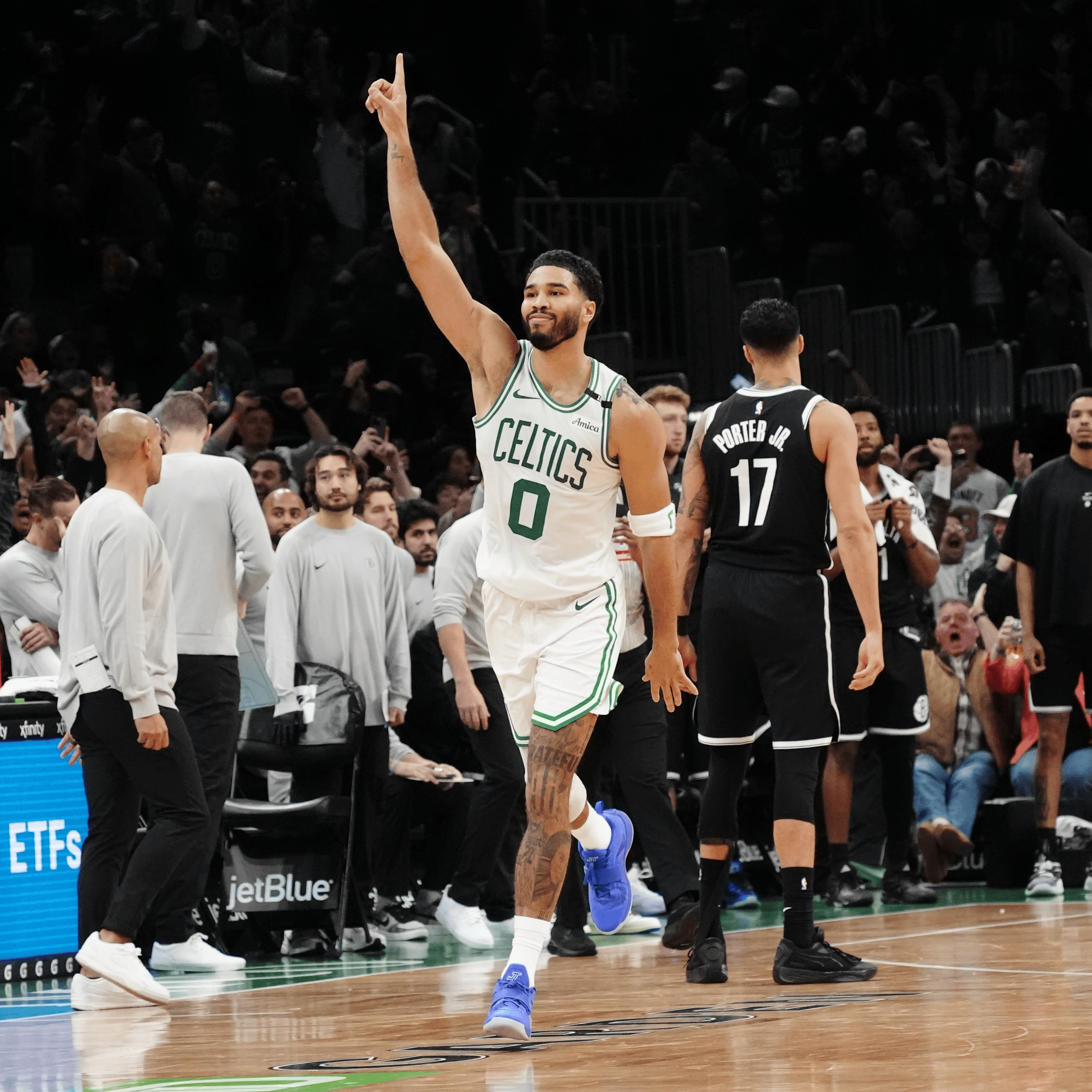 刚刷到NBA这个40+5+5+0失误的统计，第一反应差点被标题骗了，以为只有塔图姆和乔丹拿过2次，点进去才发现足足6人都做到过2次，东契奇和约基奇联手拿了4次，库里和字母哥也各有3次，这数据含金量比我之前想的还要卷。
翻评论区看到有人提詹姆斯，翻了下他的履历，35+5+5零失误的场次一抓一大把，甚至