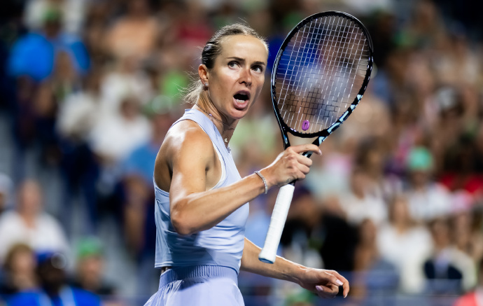 WTA1000多伦多赛女单1/4决赛，9号种子斯维托丽娜3-6、6-0...