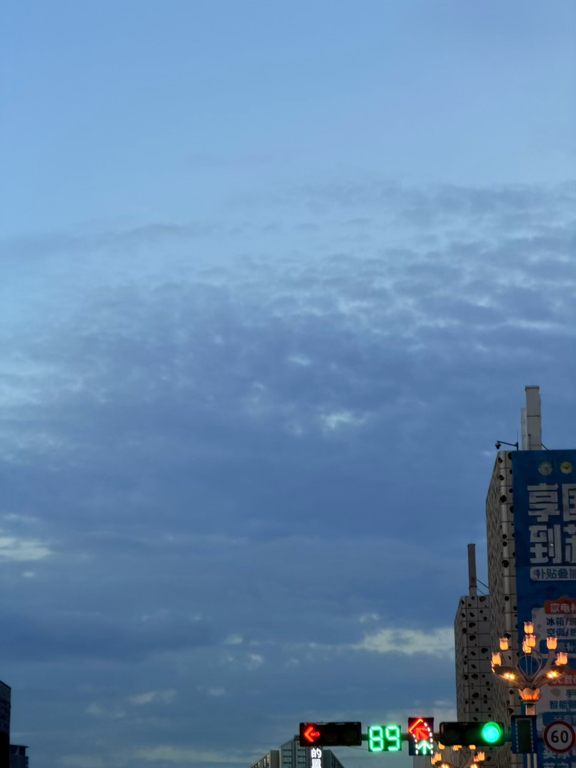 9月马上结束，今天还地震了，真的吓到我了，第一次经历这么大的地震，4.6级。
当时我在商场吃饭，听到轰隆隆的声音，听起来像大卡车在楼上驶过，我还懵着，然后看到一个男的跑过来把他女儿起就跑，我才反应过来应该是地震了，大家似乎也是这时候反应过来全部往外跑，跑到一楼外场发现全是人。我开始打 ​