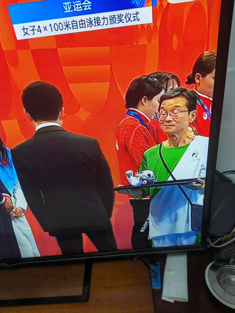 中国姑娘水里杀疯了，结果一抬头，颁奖的是个留着大胡子的老头端盘子。
9月20日，名古屋亚运会女子4×100米自由泳接力，中国队3分33秒10，直接把赛会纪录干碎，蝉联冠军。张雨霏、余依婷那波人，从入水到触壁，全程没给对手一点机会。亚军中国香港，季军日本，差距肉眼可见。
可镜头一切到颁奖台，味儿就