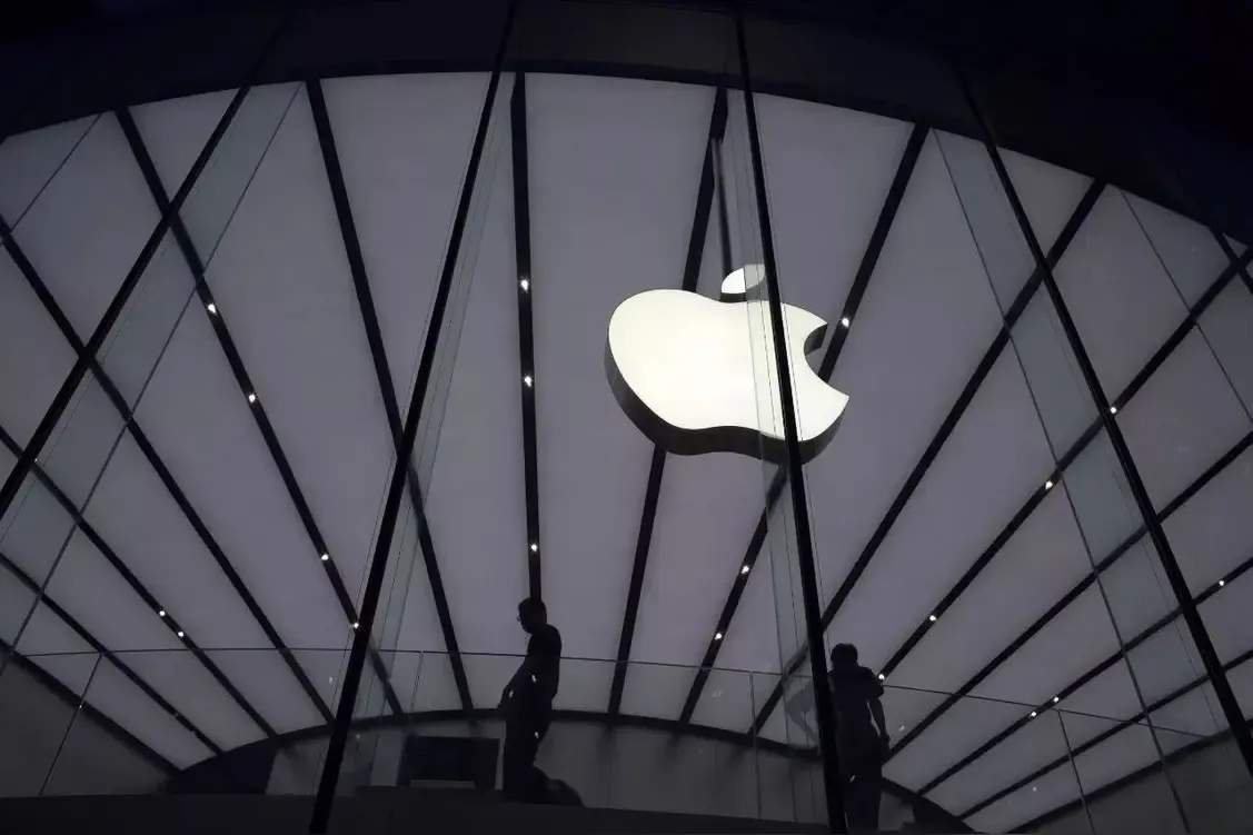 #iPhone18Pro卖不动了# 从上周销量来看，苹果依旧稳稳第一，怎么说卖不动了呢？#苹果砍单原因# 官方直营店货源充足，不用抢购。 ​