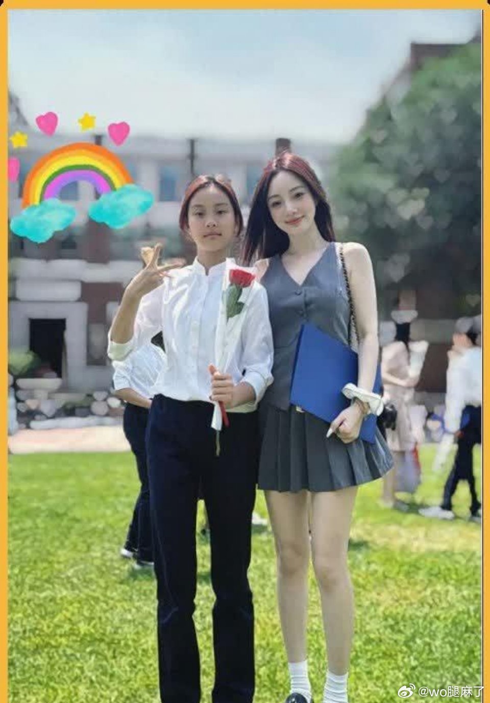 43岁李小璐穿短裙现身毕业典礼，与甜馨同框宛如姐妹花，网友赞叹：这妈妈保养的太好了 ​