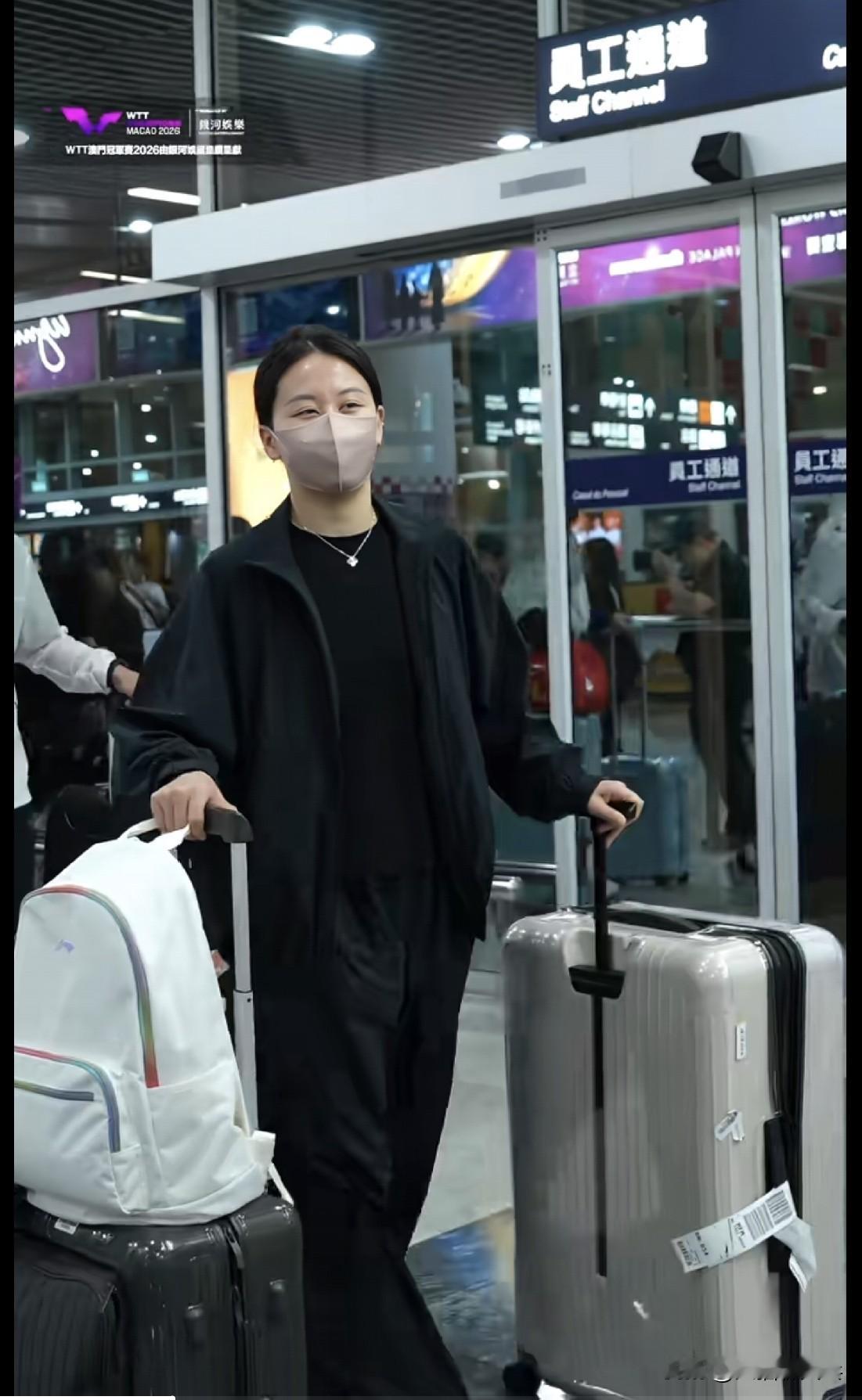 国兵女队的陈幸同、王艺迪、蒯曼、陈熠，男队的陈垣宇、黄友政、周启豪
已经到达澳门，准备参加八号的澳门冠军赛。
封训了二十多天，感觉真是好久不见了，同同一身黑衣，打扮的稍显沉重，大迪单手拖两个箱子🧳，不愧是“牛迪”蒯曼陈熠还是年轻啊，丝毫没有看出疲惫感。
男队一下退了四人，比赛越来越不精彩了。