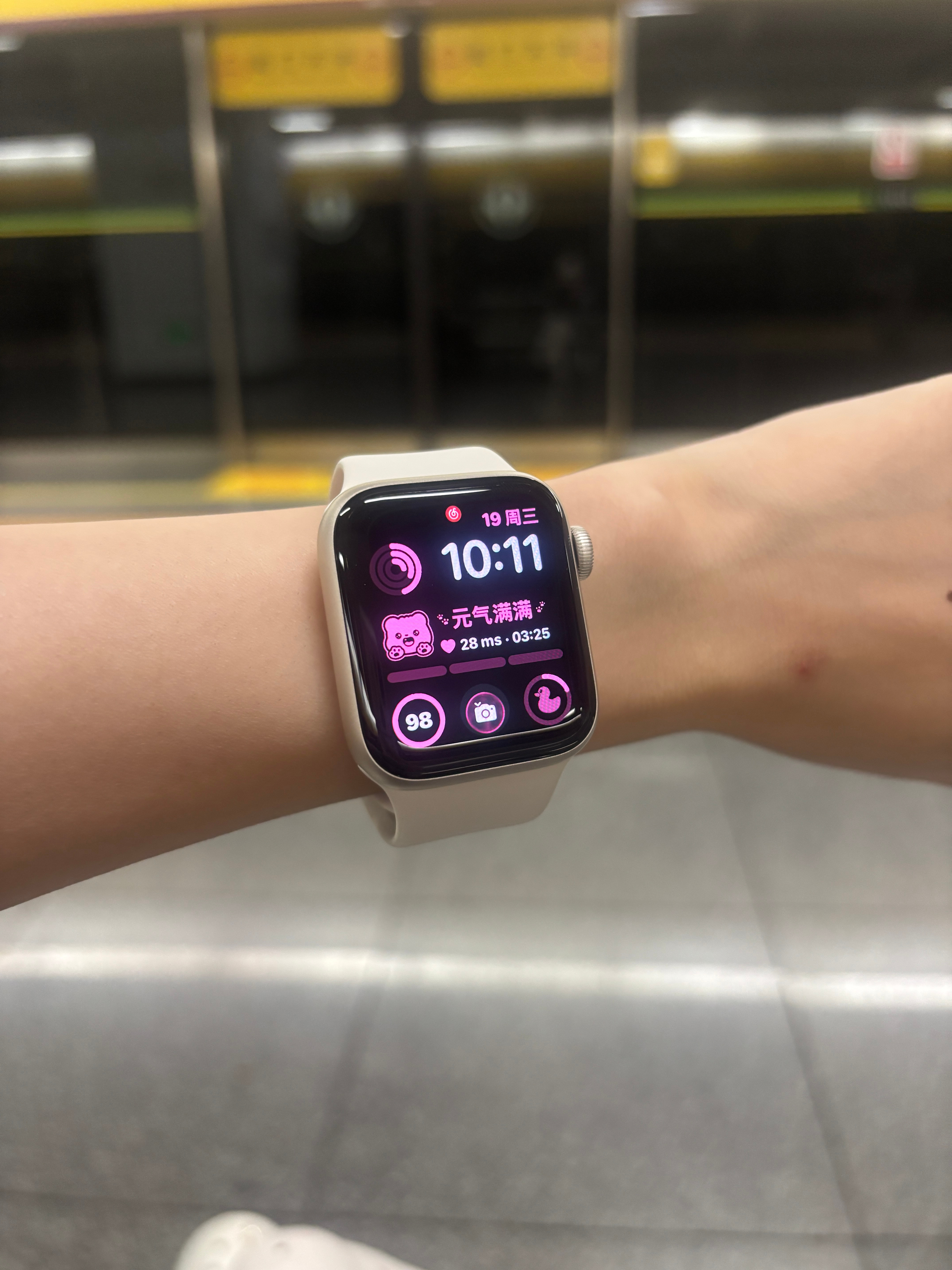前段时间看到琴房的同学apple watch特别好看，于是我也想要一个。多方比价我都没看到合适的价格。于是我想着还是算了。没想到凯凯公司五周年庆的礼物就是一块apple actch，他直接给我当七夕礼物了。好幸福，真的好幸福这种感觉。不用费任何力气就得到自己想要的东西的感觉，未来我一定还有许多这样的时 ​