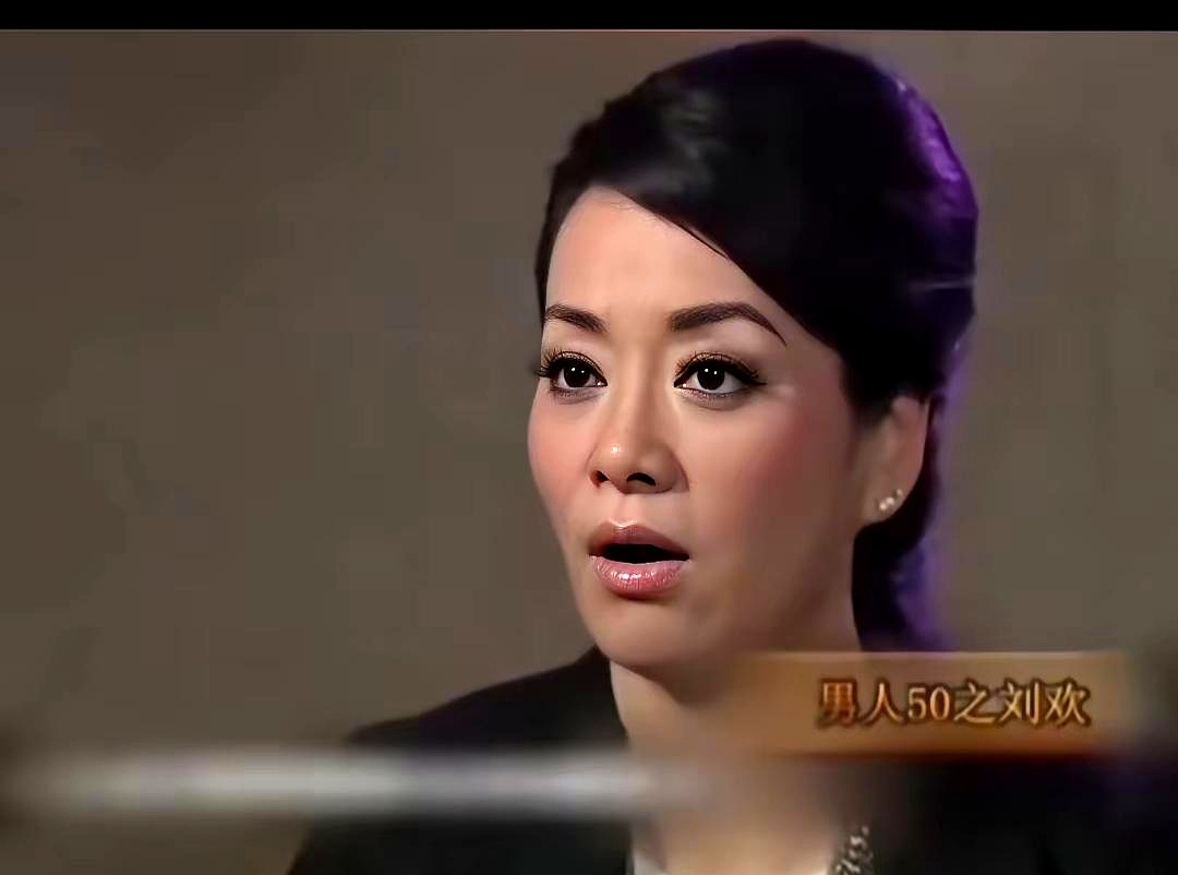 毛阿敏当年跟人说刘欢年轻时特别瘦，大伙全当笑话听，毕竟1987年他唱着《雪城》一炮而红的时候，在电视机里就已经是微胖、没脖子的标志性形象了
 

直到翻出他1981年在国际关系学院读大学的老照片，大伙才彻底看傻了眼
 

那时候才十八九岁，身板单薄，下颌线棱角分明，五官透着一股文气和书卷味，整个人不