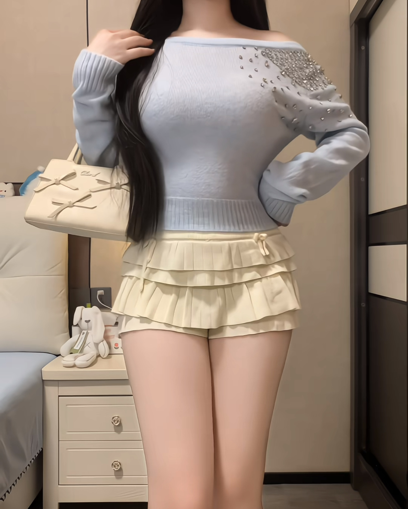 宝子们！今天这套是我的温柔甜妹专属look~💙 浅蓝色一字肩针织衫软...