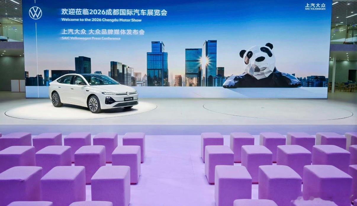 #上汽大众拒绝速成车##2026成都车展# 
以前总吐槽合资车企脚步太慢，转型迟钝，被国产新势力在速度上甩开一大截。现在回头再看，慢，未必全是缺点。

行业内卷之下，不少新车一年迭代两三次，改款频率拉满，配置堆得眼花缭乱。迭代快带来体验升级的同时，压缩验证周期的“速成车”争议也随之而来。

 ​