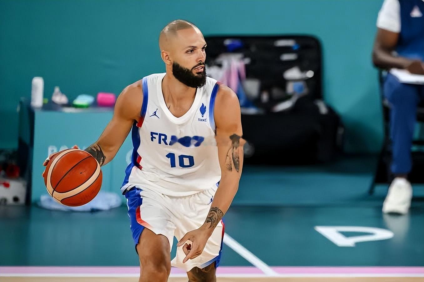 在接受法国体育媒体《L'Équipe》记者Yann Ohnona的采访时，长期效力于NBA的法国侧翼老将埃文-富尼耶（Evan Fournier）表示，维克托-文班亚马（Victor Wembanyama）的存在激励着他继续为法国国家队出战。

在谈到文班亚马时，富尼耶说道：文班亚马是一位全球巨星，他不仅场上作用明显，而且她在日常生活 ​