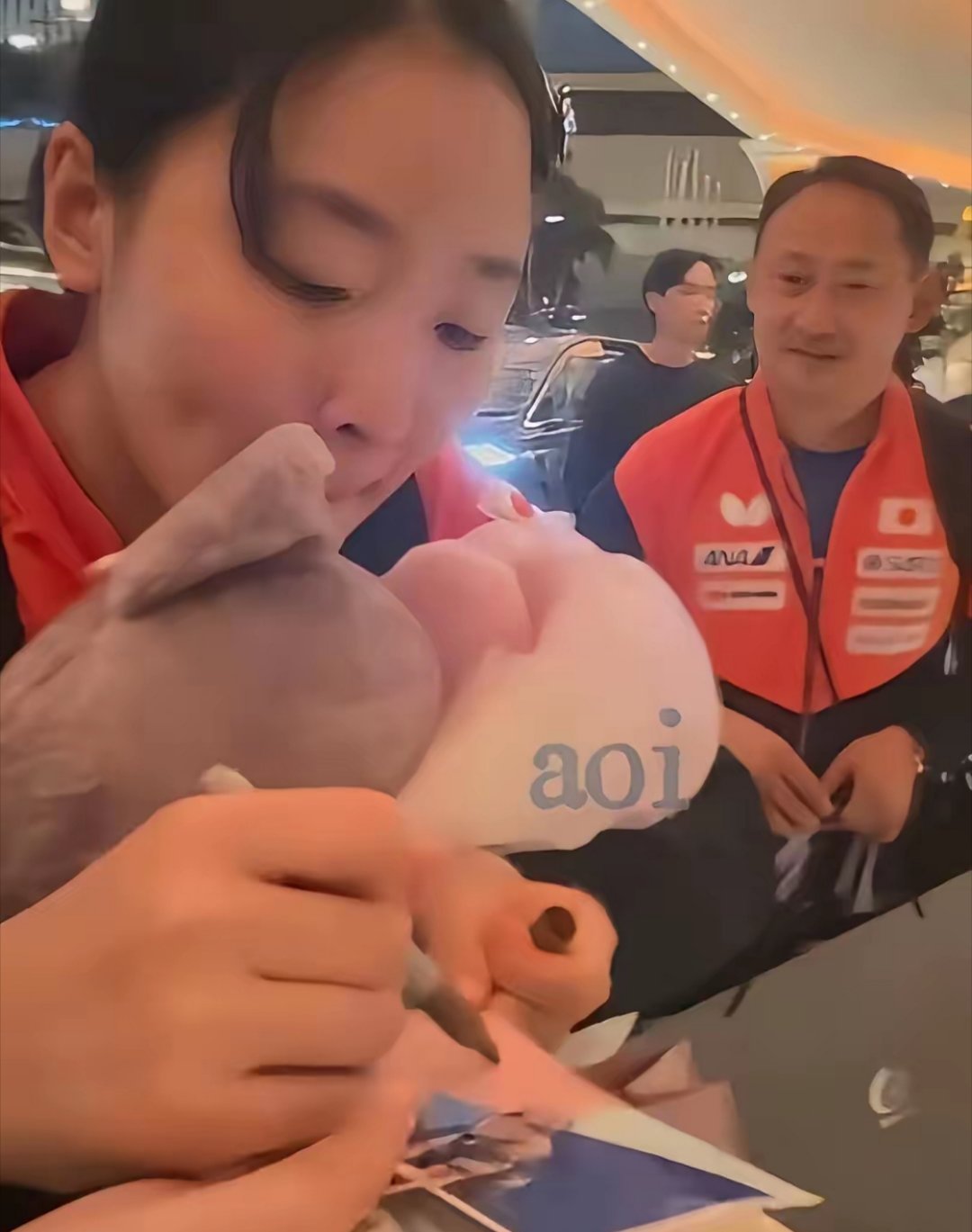 大家发现没，比赛中即便张本美和赢了，她爸爸张本宇也很少有笑脸。但是当张本美和结束比赛，很多中国观众找她签名，爸爸张本宇在不远处反而笑笑了。看到女儿被这么多中国人喜欢，张本宇也很高兴，毕竟他的祖祖籍还是中国的。虽然现在入籍日本，骨子里还是有中国情结的，不过各为其主，赛场上的事情，谁 ​
