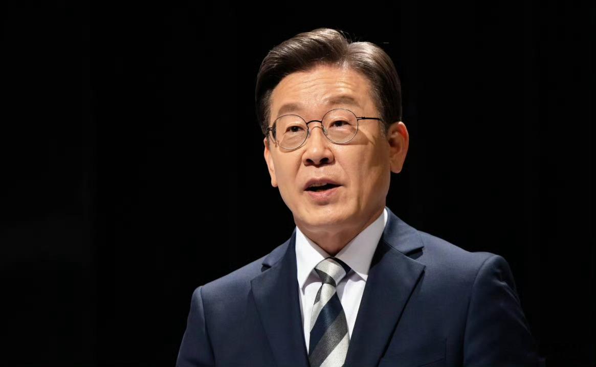 【新华社：#李在明想收回战时作战指挥权#】#韩国大幅增加国防投入#韩国总统李在明19日表示，韩国必须尽快从美方手中收回战时作战指挥权，且完全有能力做到。韩美之间的协商基本上也朝着收回指挥权的方向推进，只是这一过程不会那么容易。

据韩国总统府青瓦台消息，李在明当天在记者座谈会上说，韩国是 ​