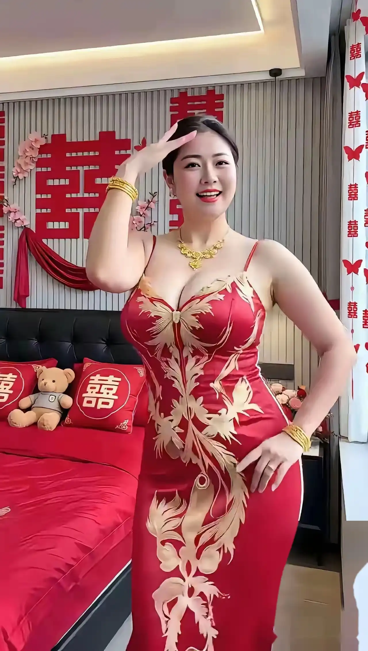 年轻人：我们不想要传统的婚礼！77.9%的新人在筹划婚礼时，考虑的就是自己和伴侣的感受，而不是外界的评价。这也难怪，现在还有人会大操大办，动辄十几万？过去的接亲车队、司仪、闹婚、婚闹的陋习，现在早被年轻人淘汰。我们来看看年轻人是怎么搞婚礼的：有的人2万多就花在火锅店上了，有的人免了份子钱，只请最熟的