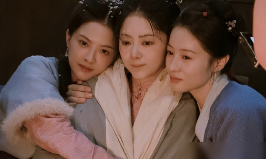 丫鬟死活不肯走？兰香偏不给身契。
《兰香如故》里，甘棠和小莲伺候她几年，按惯例早该放出去嫁人。兰香扣着文书，一个字不松。
有人骂她冷血。可细看剧里那几场戏，这哪是心狠，是算明白了。放出去，两个没根基的姑娘，落到外头被牙婆再卖一回，命更贱。留在府里，吃她的、穿她的，有难她扛着。
导演黄颖湘说这叫