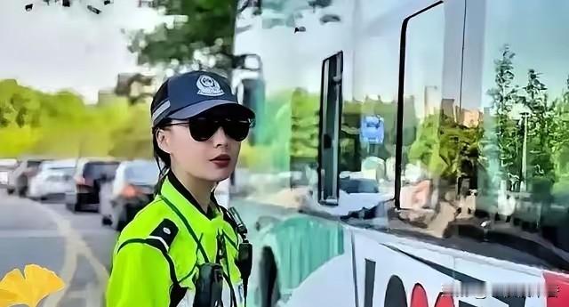 辅警和协警的区别 辅警和协警不一样，辅警属于编外公职人员，而协警不属于公职人员。
 
很多人日常看见路面执勤人员，都会把辅警和协警混为一谈。
 
以为只是叫法不同，干的活差不多，身份上没有多大差别。
 
可二者的招录渠道、管理单位、权责边界，完全不是一回事。
 
协警大多是早年的叫法，很多地方属于临