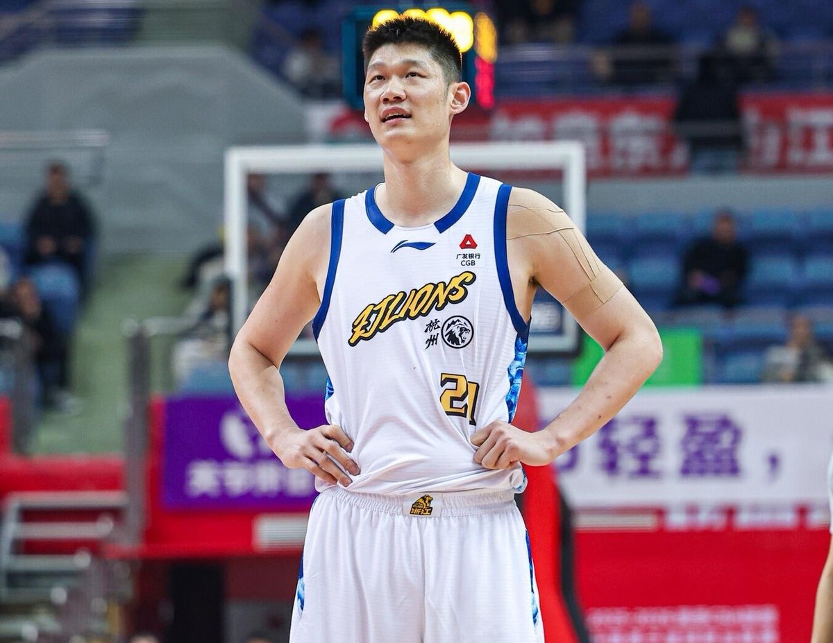 上海男篮追逐胡金秋一整个夏天，报价逼近7500万，球员本人也愿意来，结果被浙江省有关方面一票否决，交易直接流产。这不仅是引援失败，更是战略级别的重击。
上海的内线现在什么局面？王哲林加闫鹏飞两个老将扛常规赛还行，但卫冕？难。大白边和洛夫顿两个内线外援全走了，一个去以色列，一个因兴奋剂大概率无缘新赛季