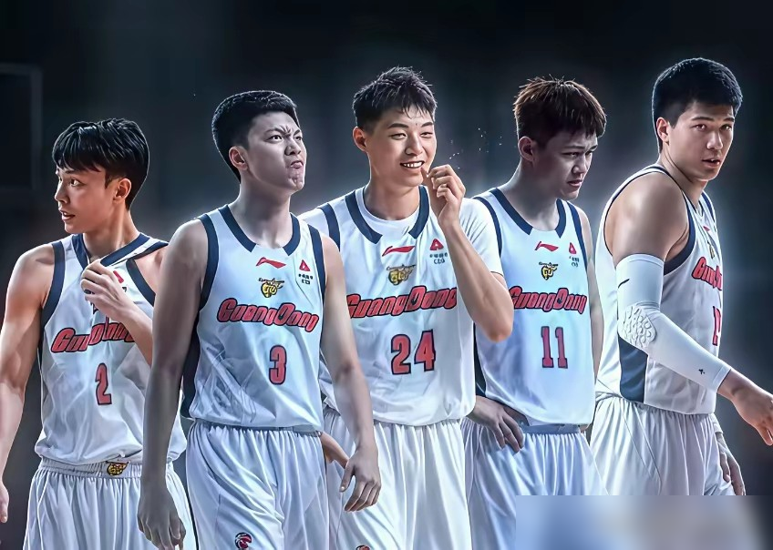 周琦又没打。北京队三场全赢了。
10月12日季前赛收官，缺周琦，缺布朗，赵睿中途崴脚，一帮主力坐着看，结果95比82宁波，97比96浙江，86比83江苏。
李楠说得挺直白：周琦训练没断档，就是老腰得养，身体调到位随时能上。言下之意，现在这阵容，轮换深得吓人。
沃特斯跟桑普森两个外援直接把攻防扛